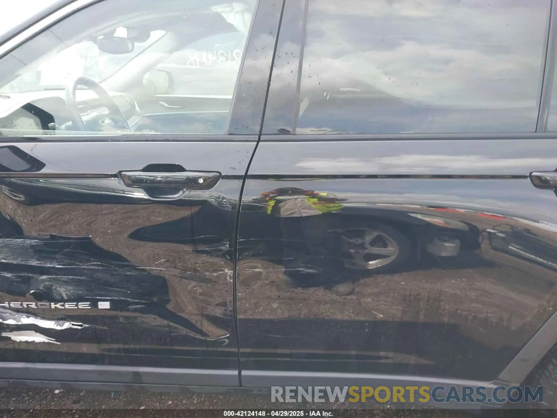 14 Photograph of a damaged car 1C4RJKBG9M8212199 JEEP GRAND CHEROKEE L 2021