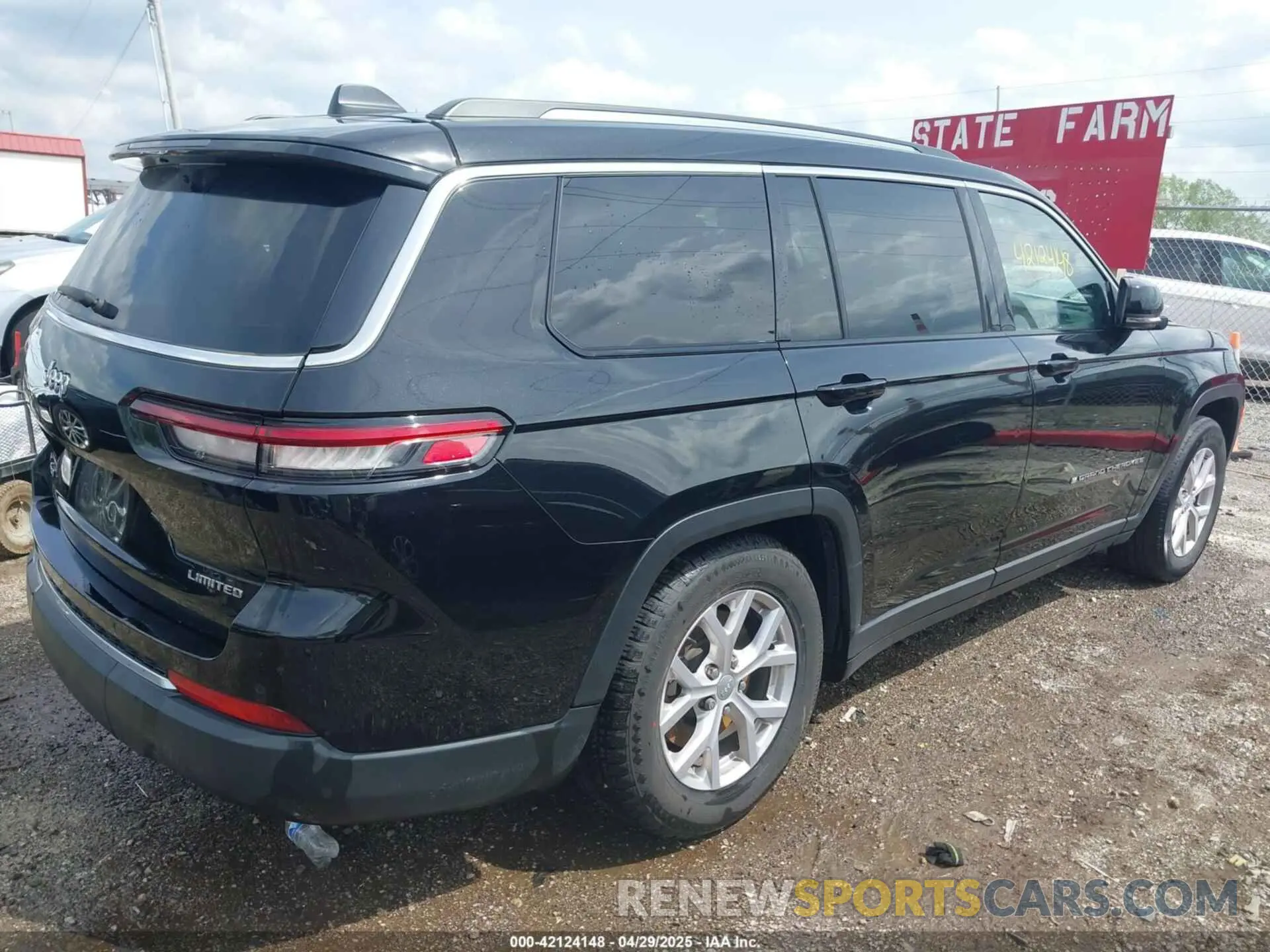 4 Photograph of a damaged car 1C4RJKBG9M8212199 JEEP GRAND CHEROKEE L 2021