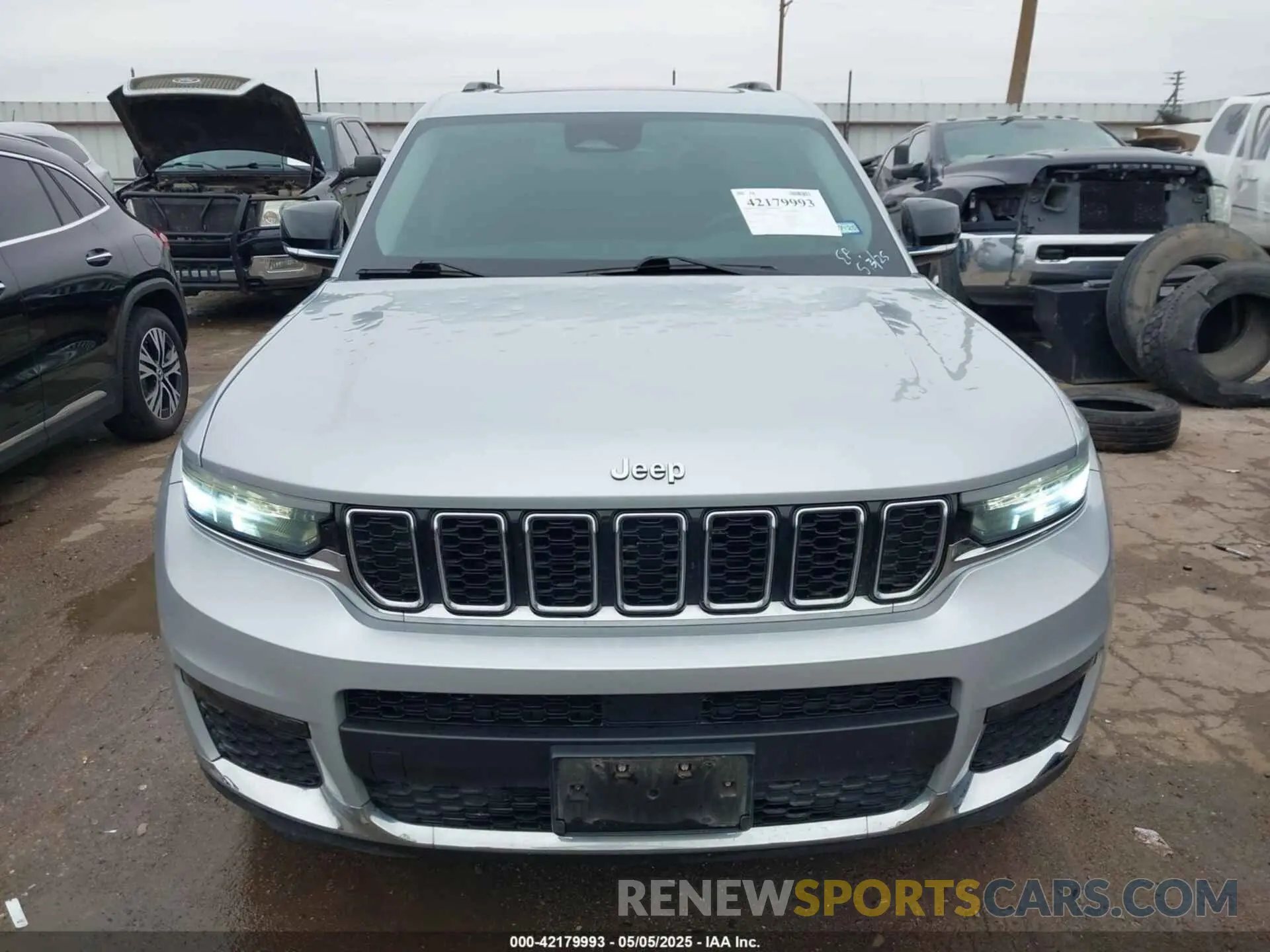 12 Photograph of a damaged car 1C4RJKBGXM8109793 JEEP GRAND CHEROKEE L 2021