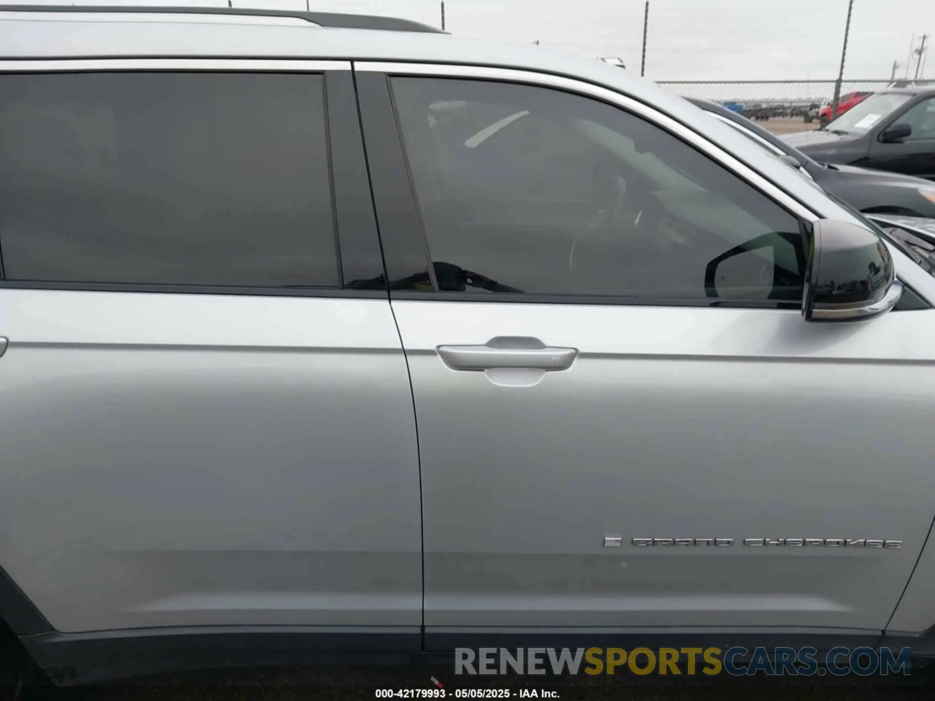 13 Photograph of a damaged car 1C4RJKBGXM8109793 JEEP GRAND CHEROKEE L 2021