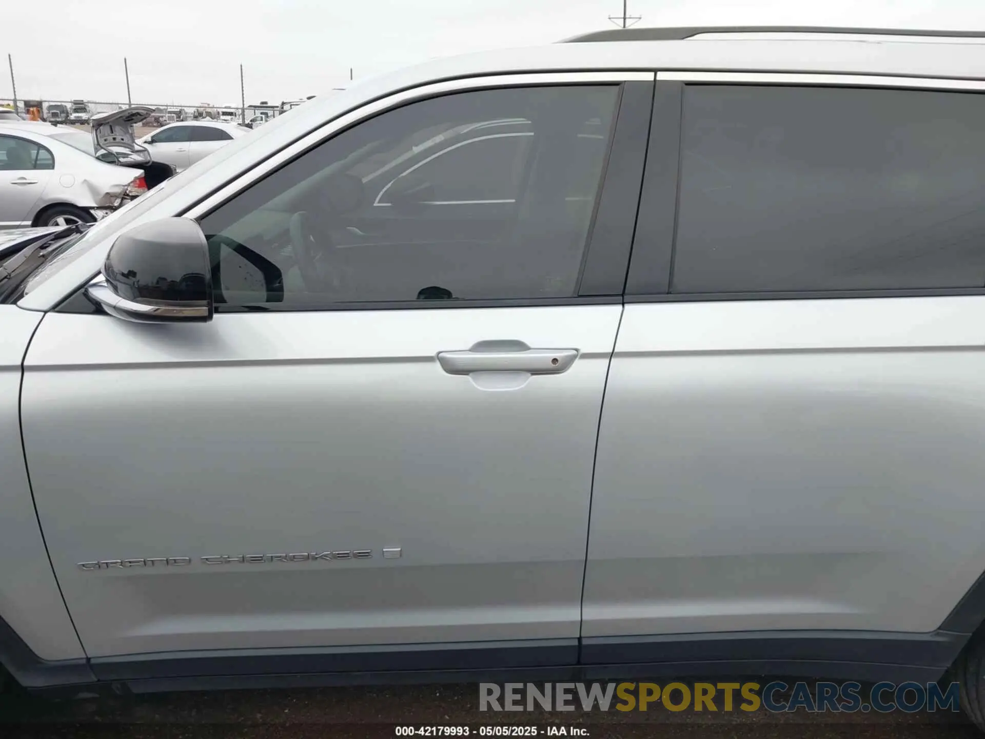 14 Photograph of a damaged car 1C4RJKBGXM8109793 JEEP GRAND CHEROKEE L 2021