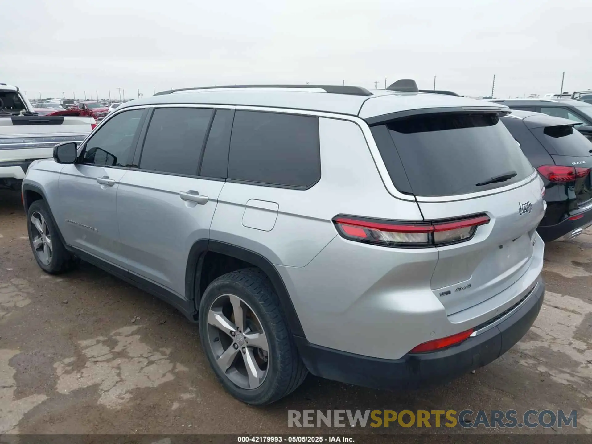 3 Photograph of a damaged car 1C4RJKBGXM8109793 JEEP GRAND CHEROKEE L 2021