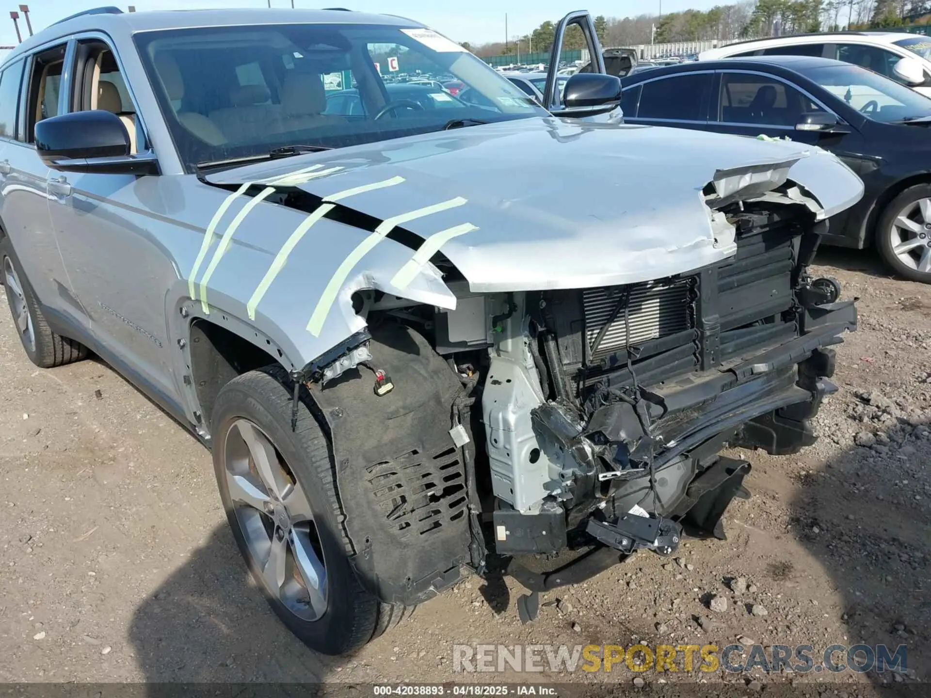 17 Photograph of a damaged car 1C4RJKBGXM8113052 JEEP GRAND CHEROKEE L 2021