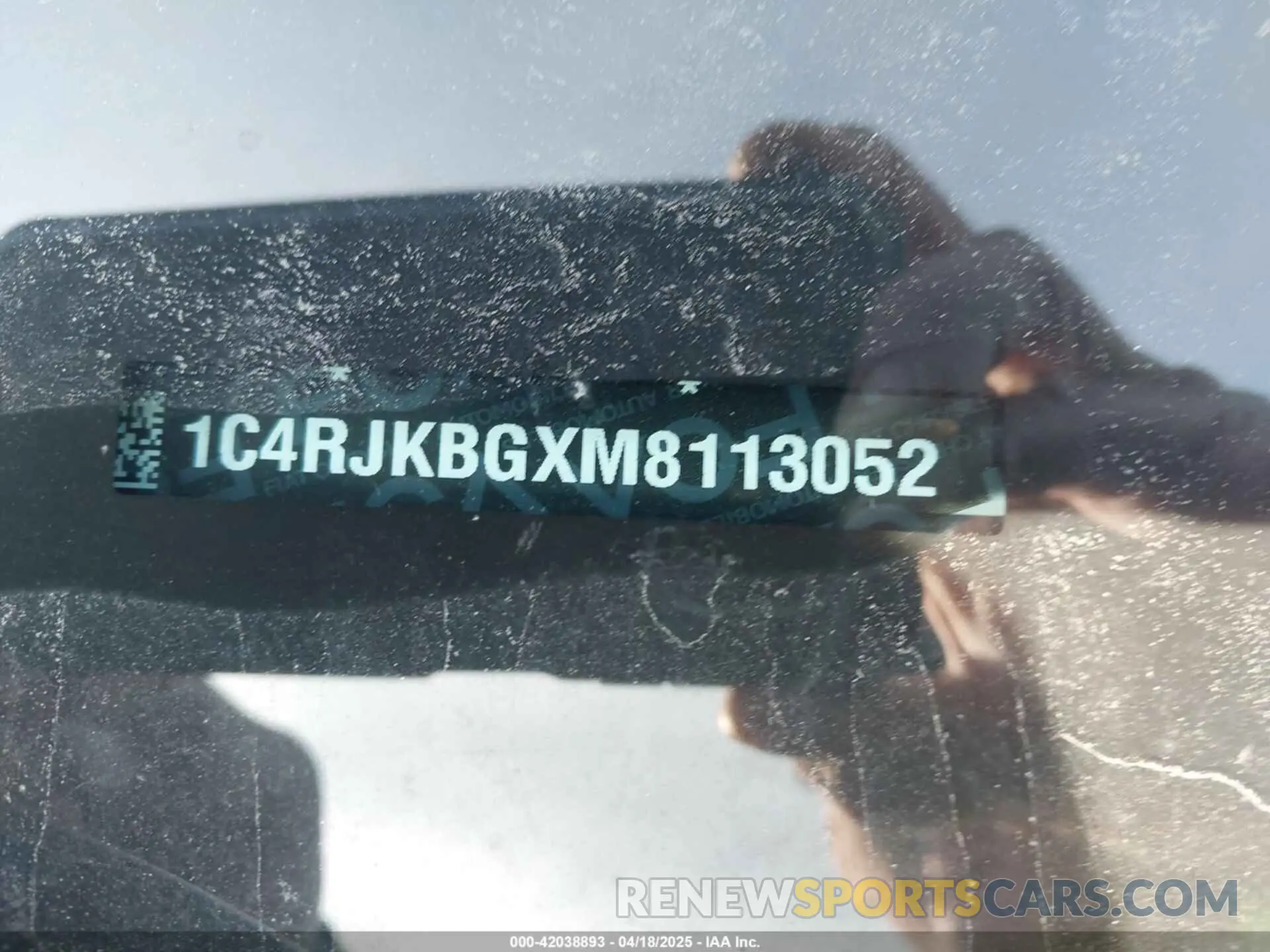 19 Photograph of a damaged car 1C4RJKBGXM8113052 JEEP GRAND CHEROKEE L 2021