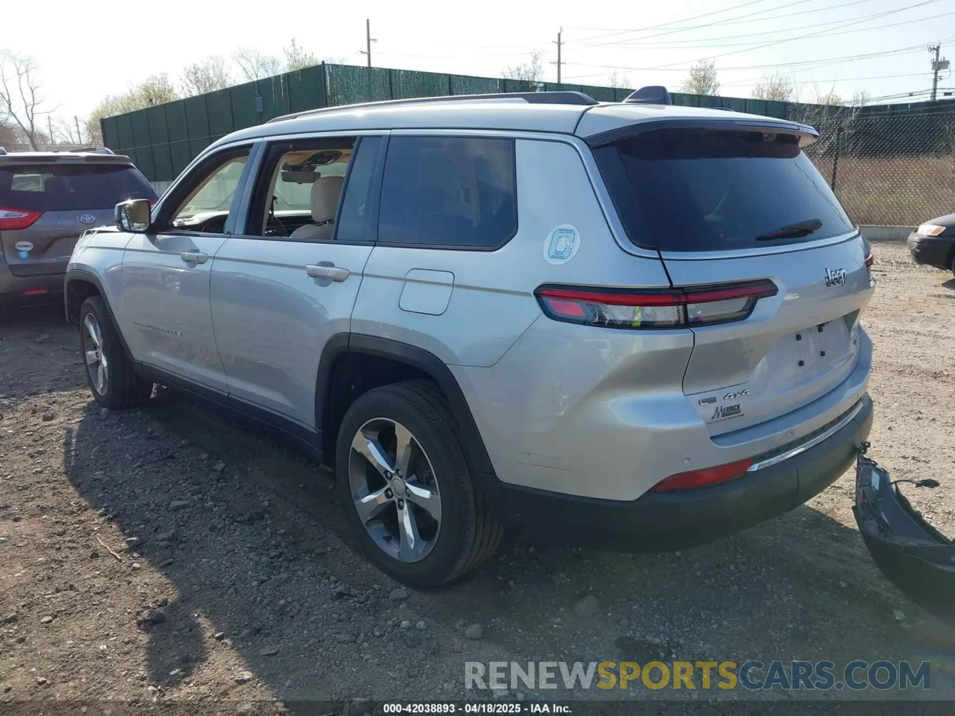 3 Photograph of a damaged car 1C4RJKBGXM8113052 JEEP GRAND CHEROKEE L 2021