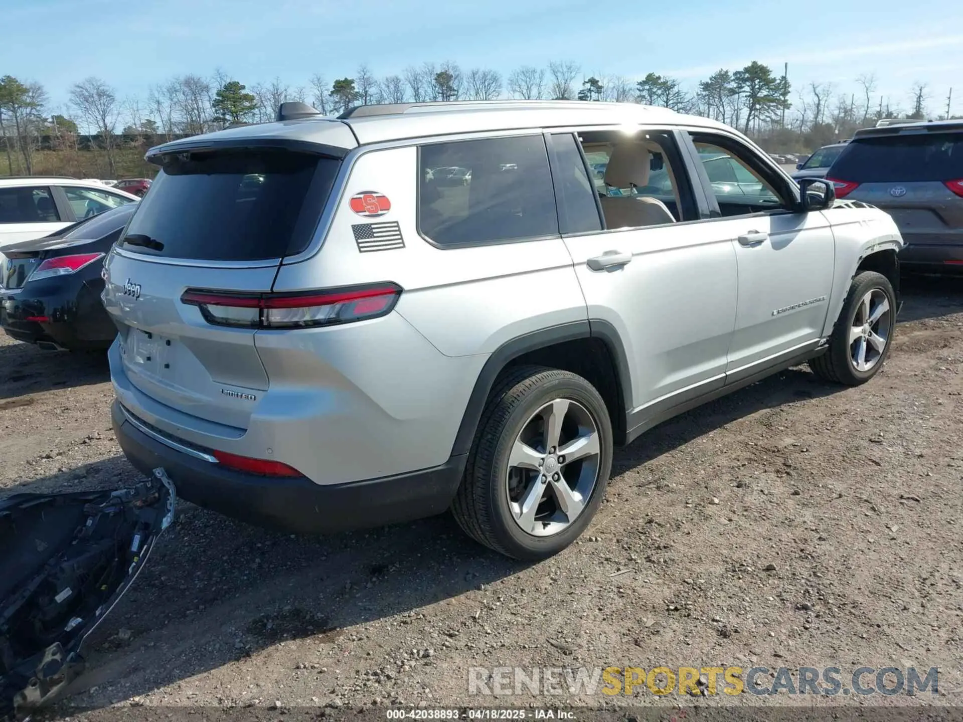 4 Photograph of a damaged car 1C4RJKBGXM8113052 JEEP GRAND CHEROKEE L 2021