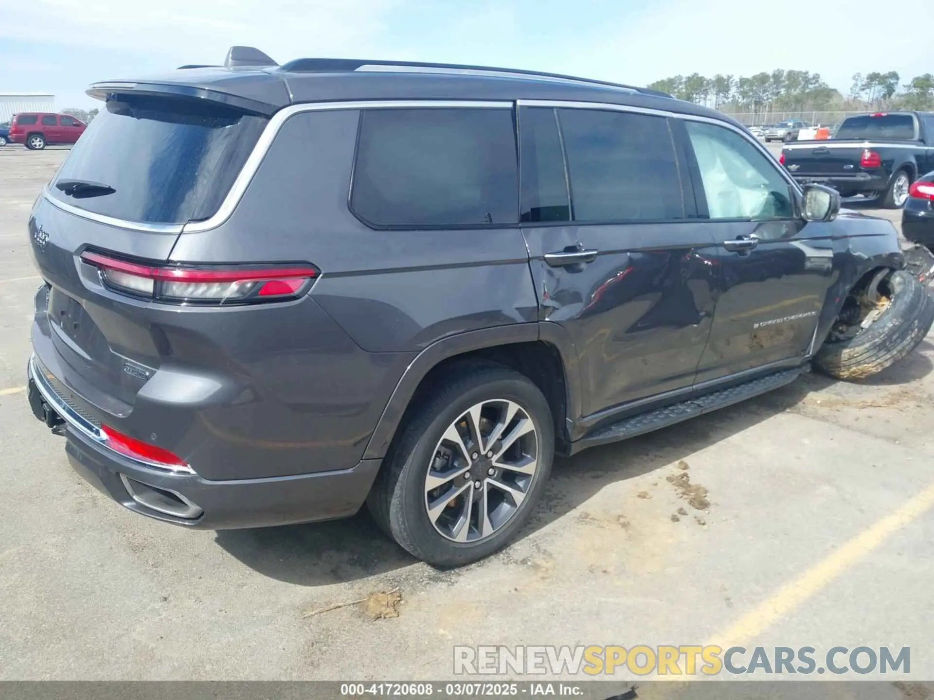 4 Photograph of a damaged car 1C4RJKDG0M8179171 JEEP GRAND CHEROKEE L 2021