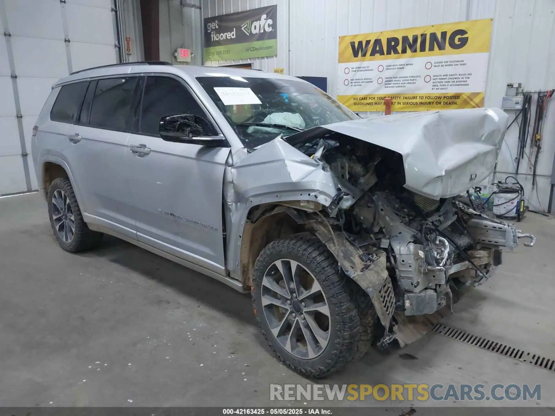 1 Photograph of a damaged car 1C4RJKDG3M8119823 JEEP GRAND CHEROKEE L 2021