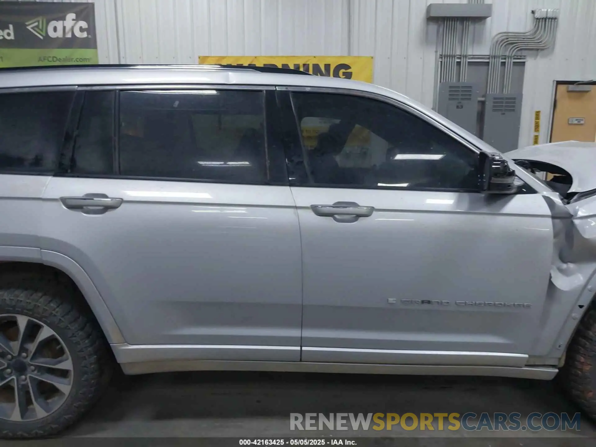 12 Photograph of a damaged car 1C4RJKDG3M8119823 JEEP GRAND CHEROKEE L 2021