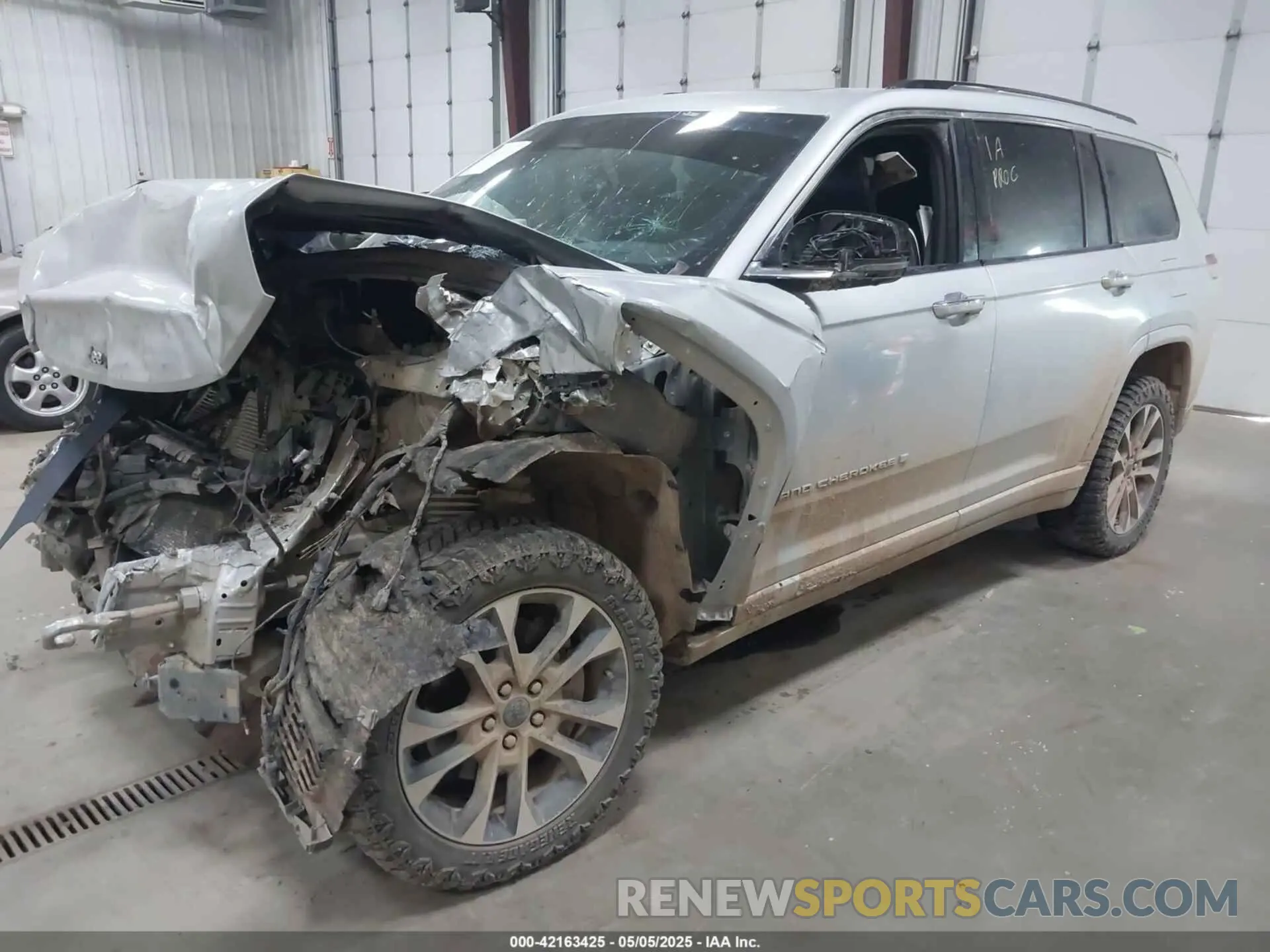 2 Photograph of a damaged car 1C4RJKDG3M8119823 JEEP GRAND CHEROKEE L 2021