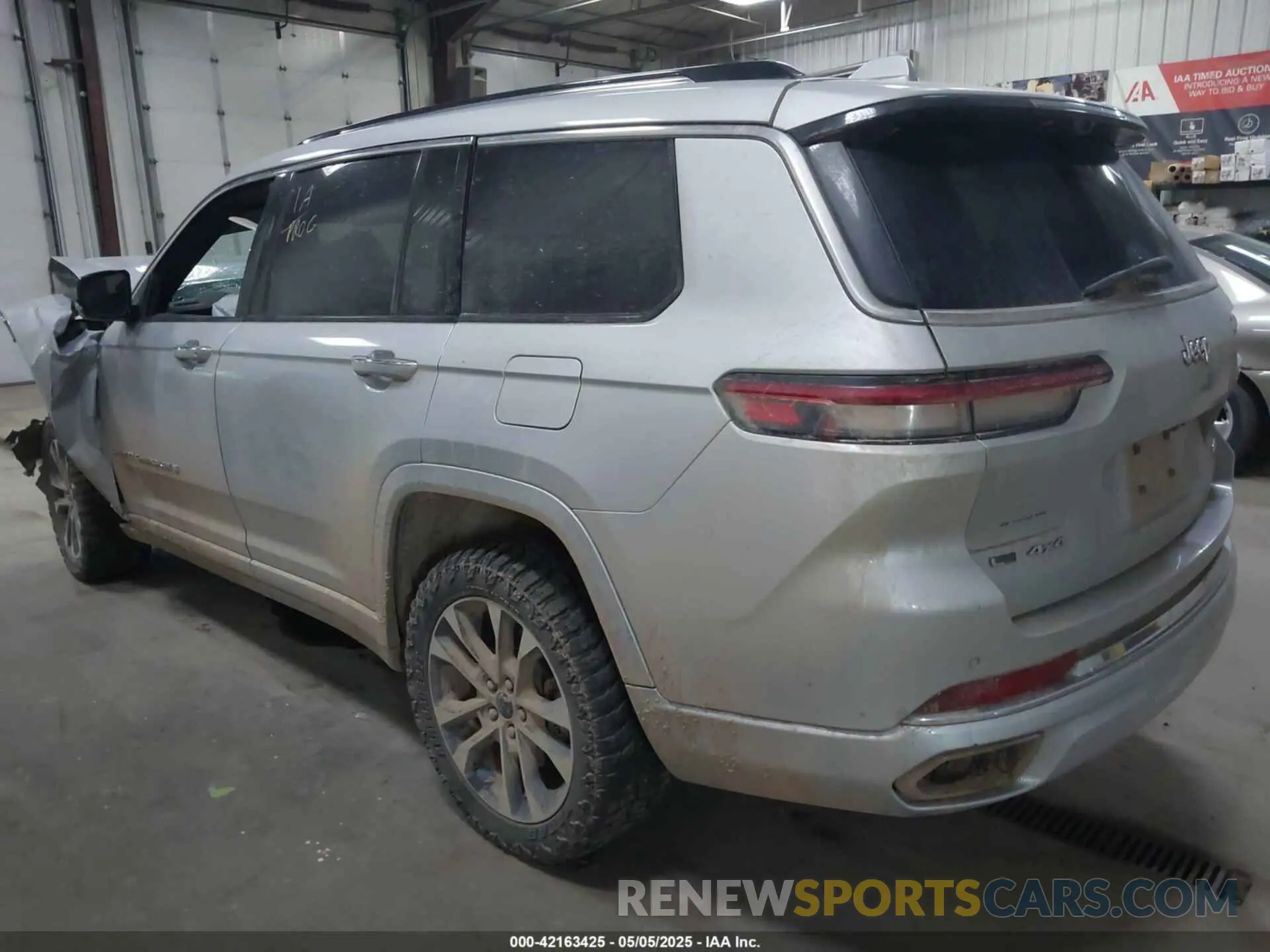 3 Photograph of a damaged car 1C4RJKDG3M8119823 JEEP GRAND CHEROKEE L 2021