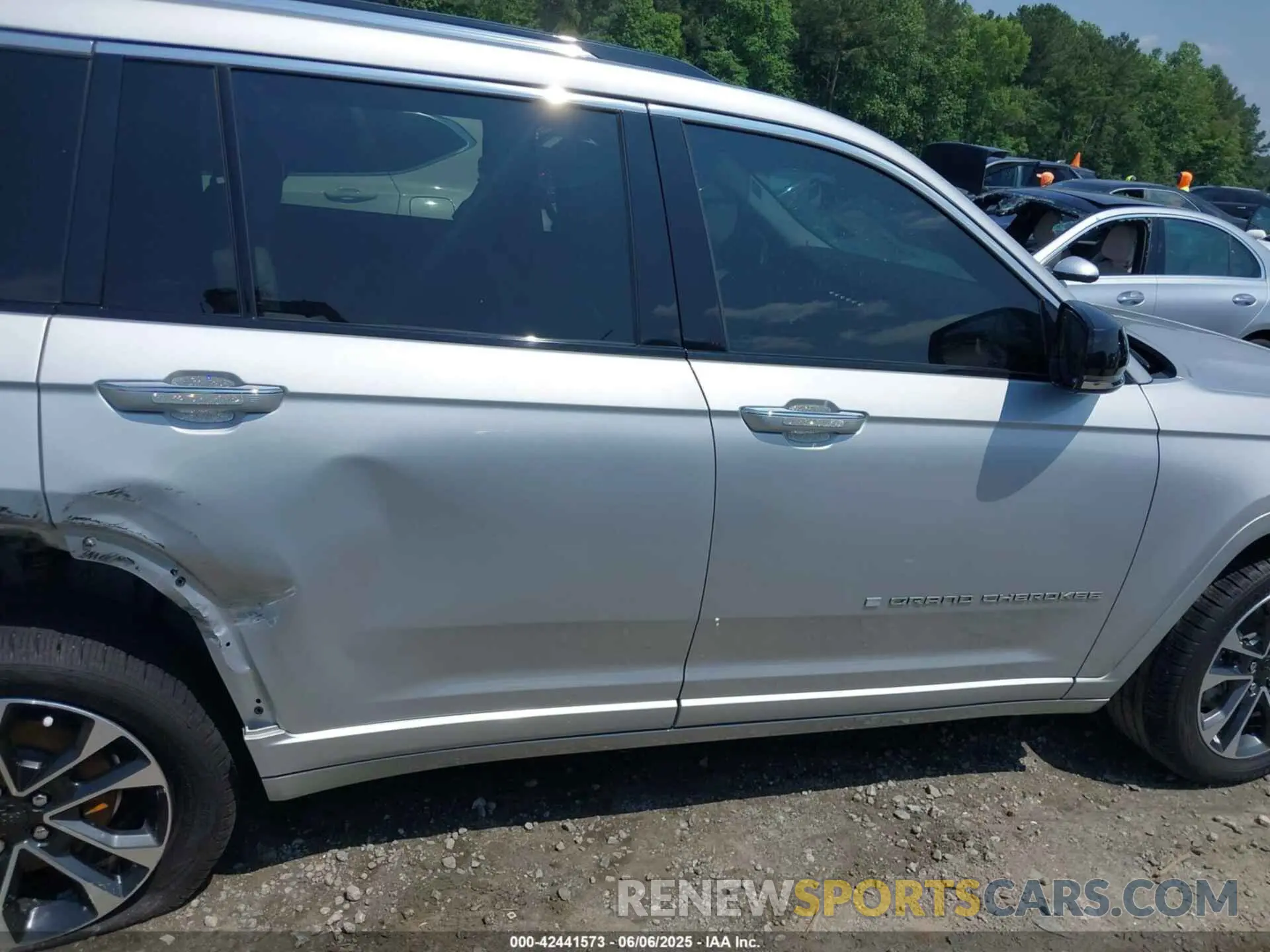 13 Photograph of a damaged car 1C4RJKDG4M8145556 JEEP GRAND CHEROKEE L 2021