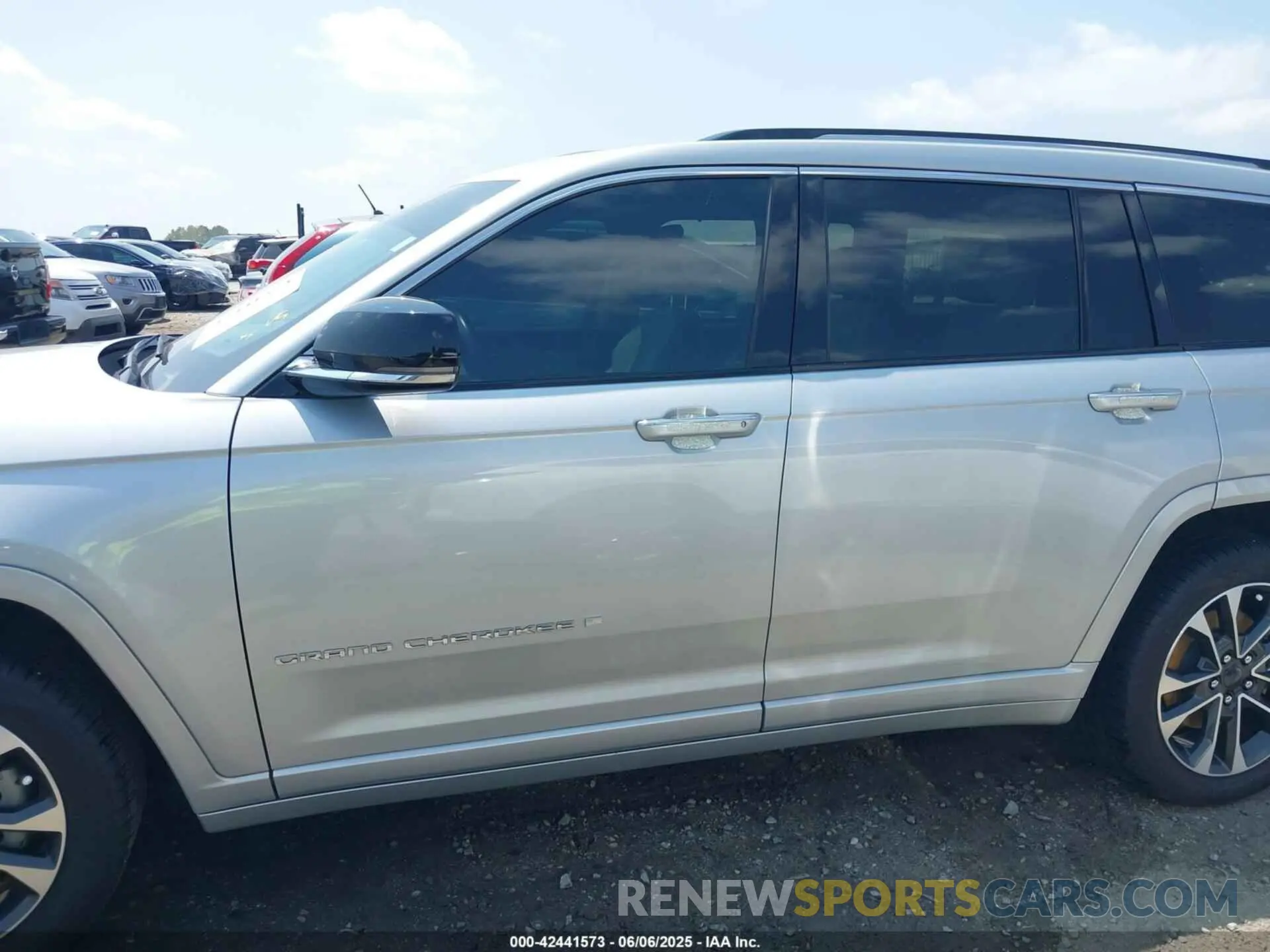 14 Photograph of a damaged car 1C4RJKDG4M8145556 JEEP GRAND CHEROKEE L 2021