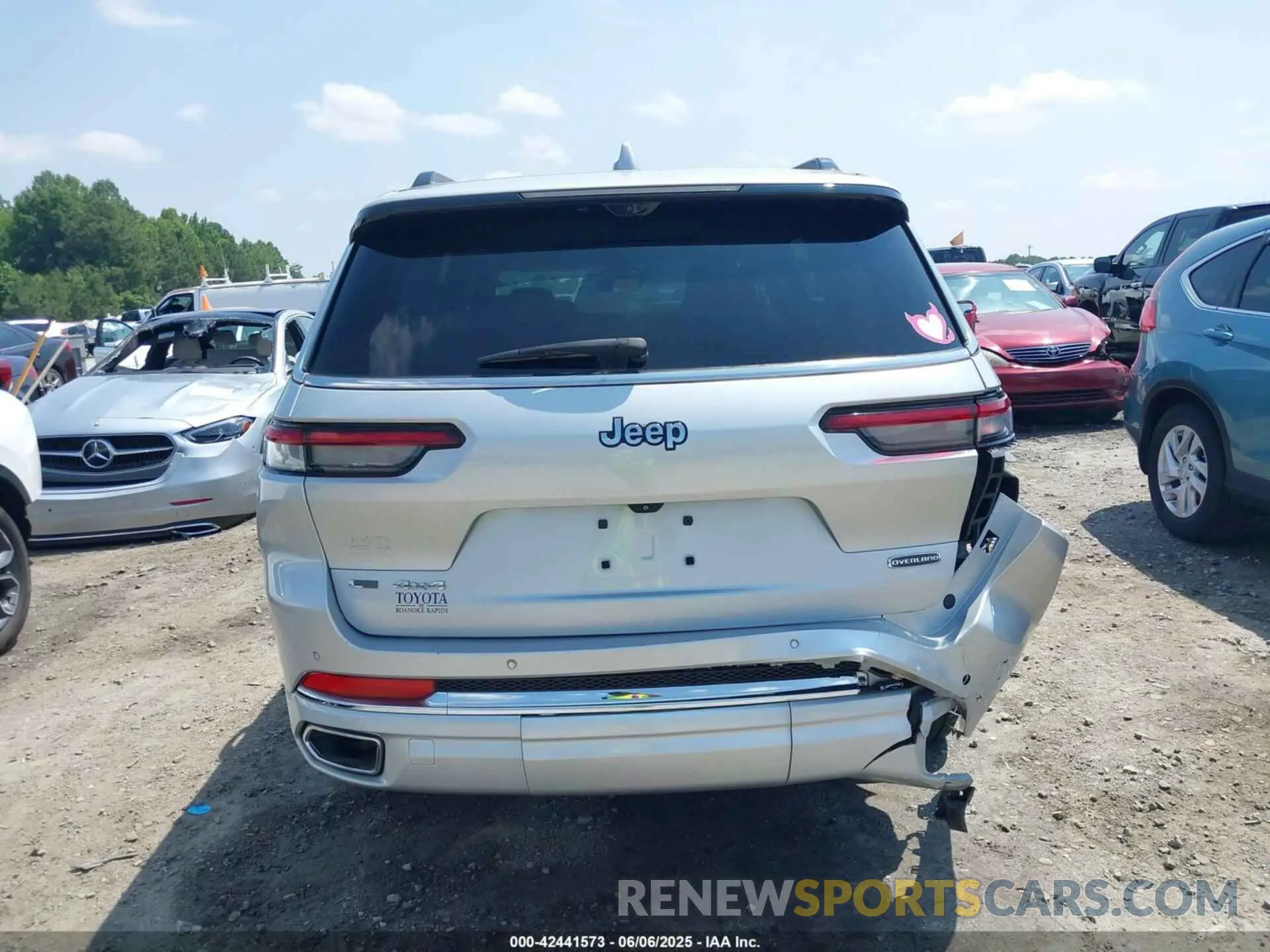 16 Photograph of a damaged car 1C4RJKDG4M8145556 JEEP GRAND CHEROKEE L 2021