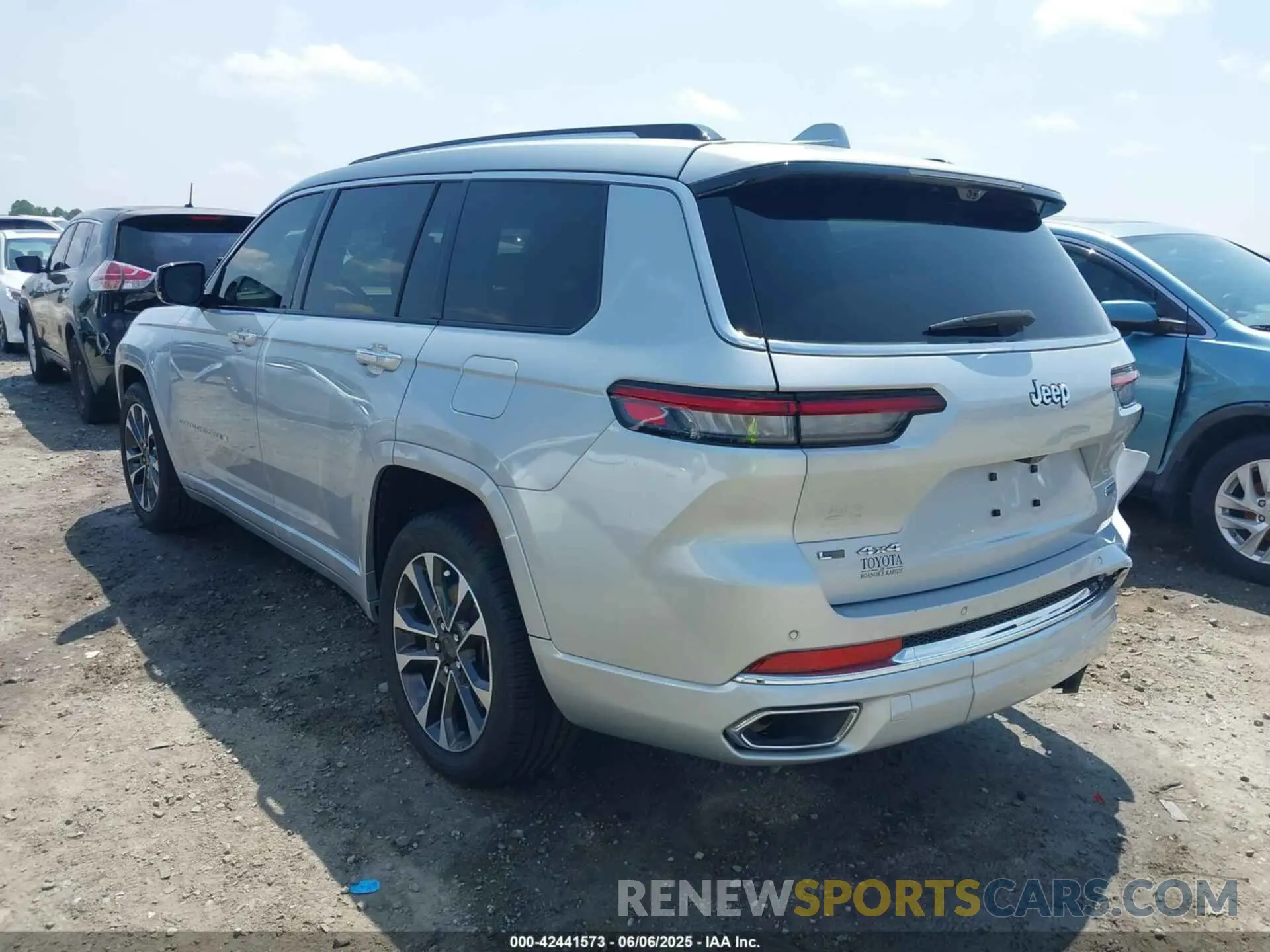3 Photograph of a damaged car 1C4RJKDG4M8145556 JEEP GRAND CHEROKEE L 2021