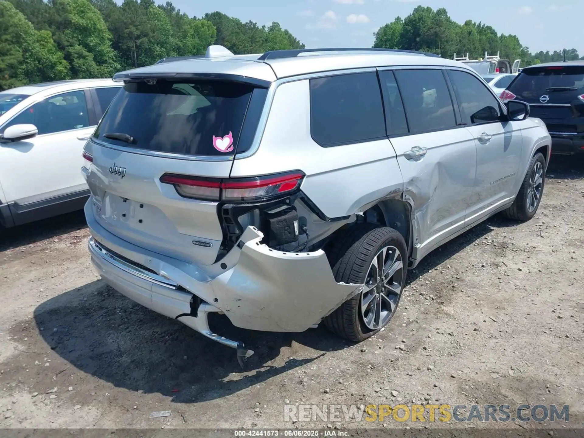 4 Photograph of a damaged car 1C4RJKDG4M8145556 JEEP GRAND CHEROKEE L 2021