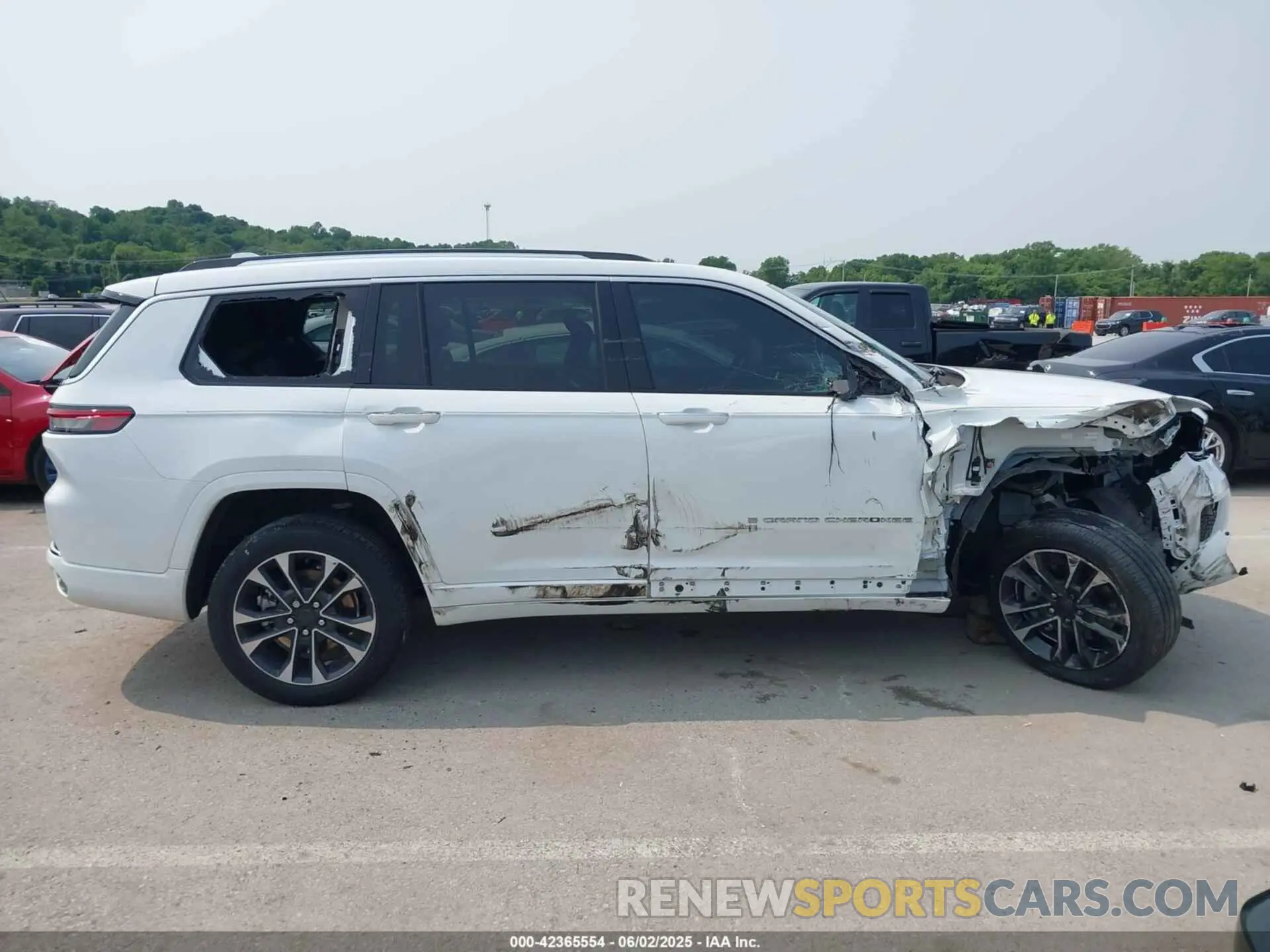 13 Photograph of a damaged car 1C4RJKDG7M8132493 JEEP GRAND CHEROKEE L 2021