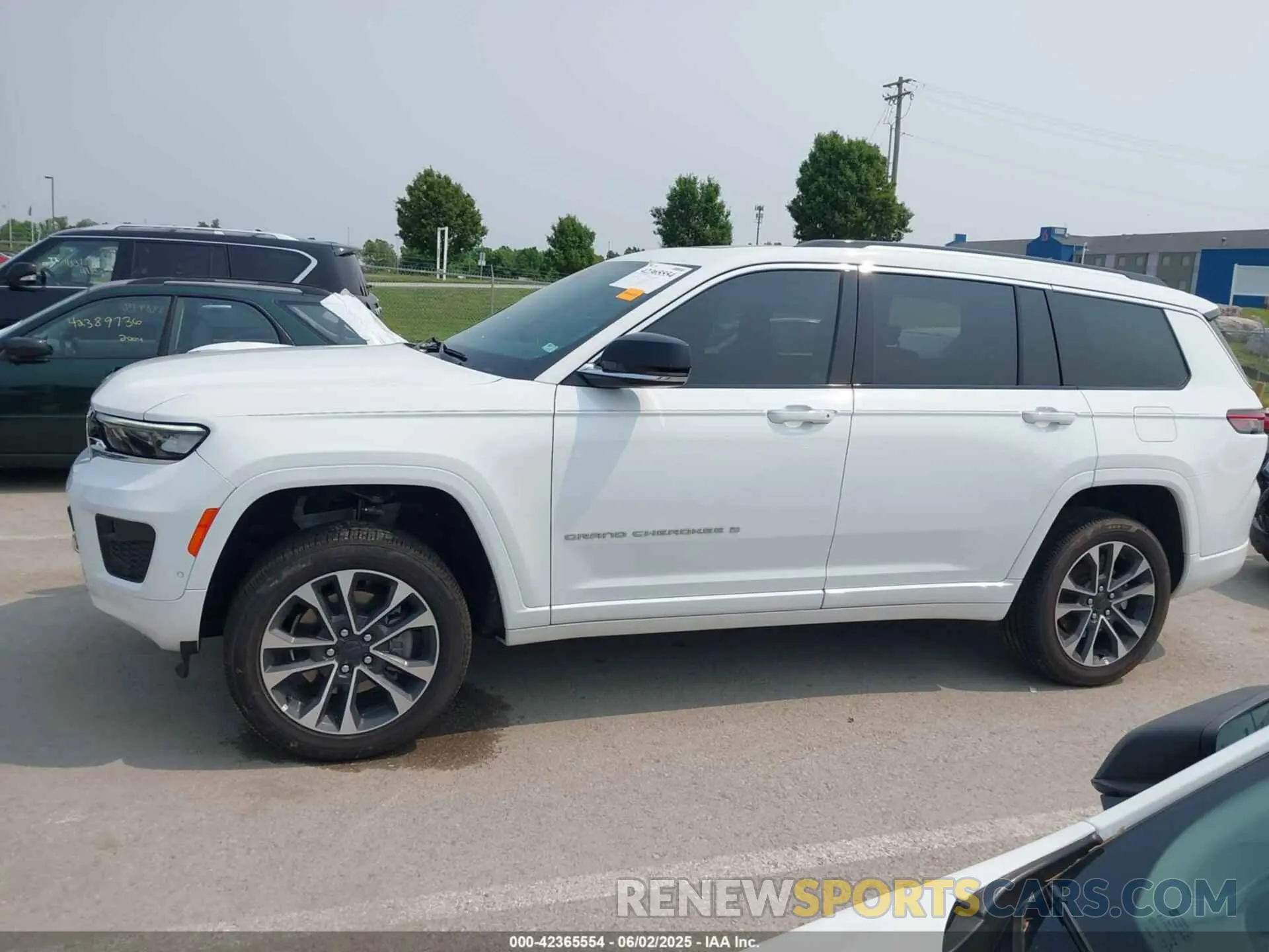 14 Photograph of a damaged car 1C4RJKDG7M8132493 JEEP GRAND CHEROKEE L 2021