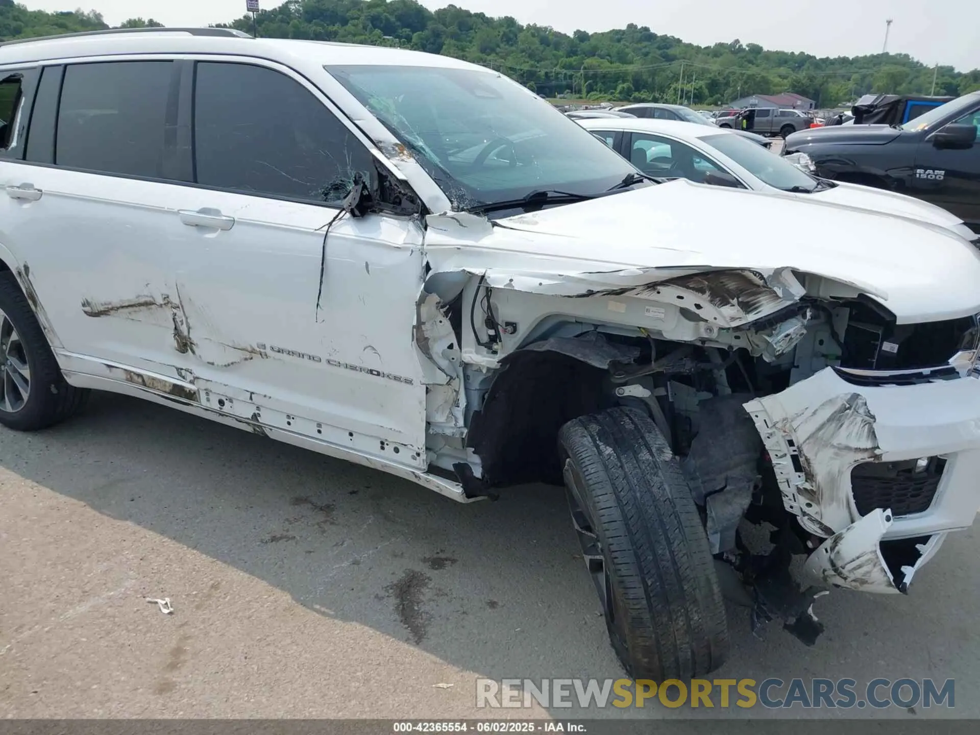6 Photograph of a damaged car 1C4RJKDG7M8132493 JEEP GRAND CHEROKEE L 2021