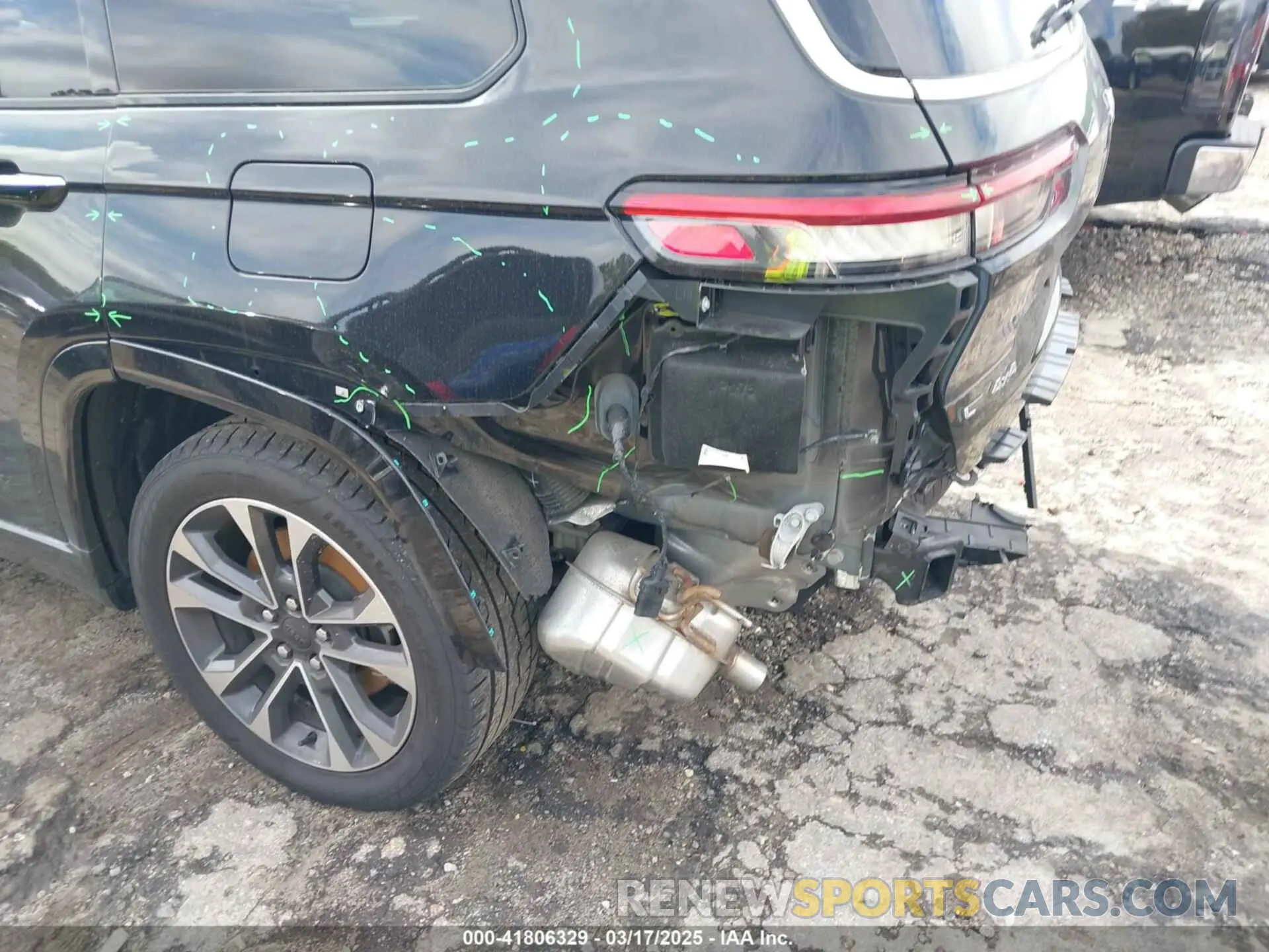 18 Photograph of a damaged car 1C4RJKDG7M8140271 JEEP GRAND CHEROKEE L 2021