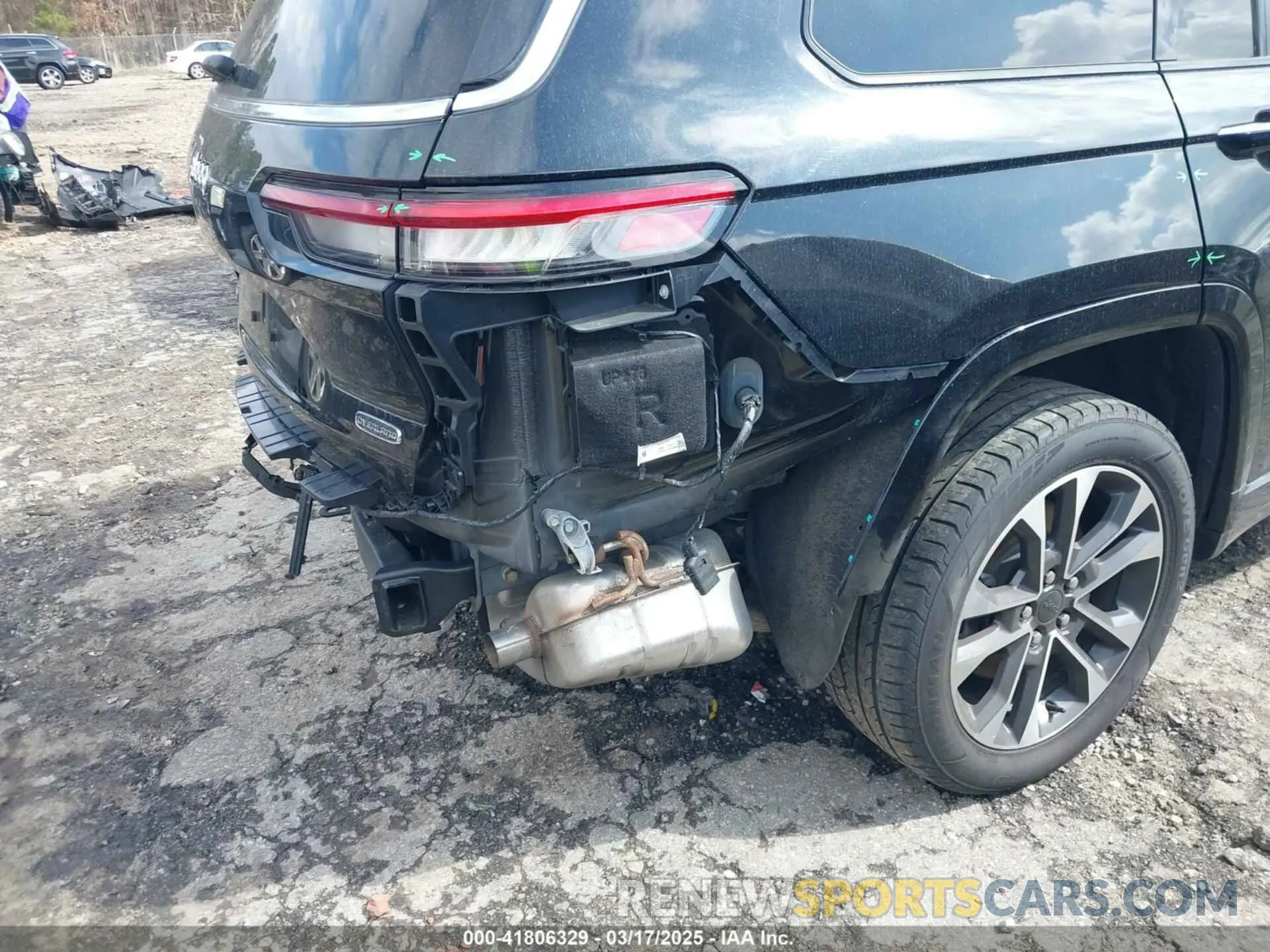 19 Photograph of a damaged car 1C4RJKDG7M8140271 JEEP GRAND CHEROKEE L 2021