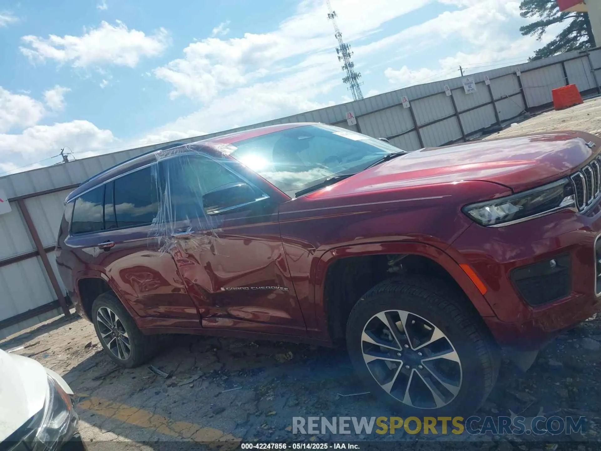 13 Photograph of a damaged car 1C4RJKDG9M8113055 JEEP GRAND CHEROKEE L 2021