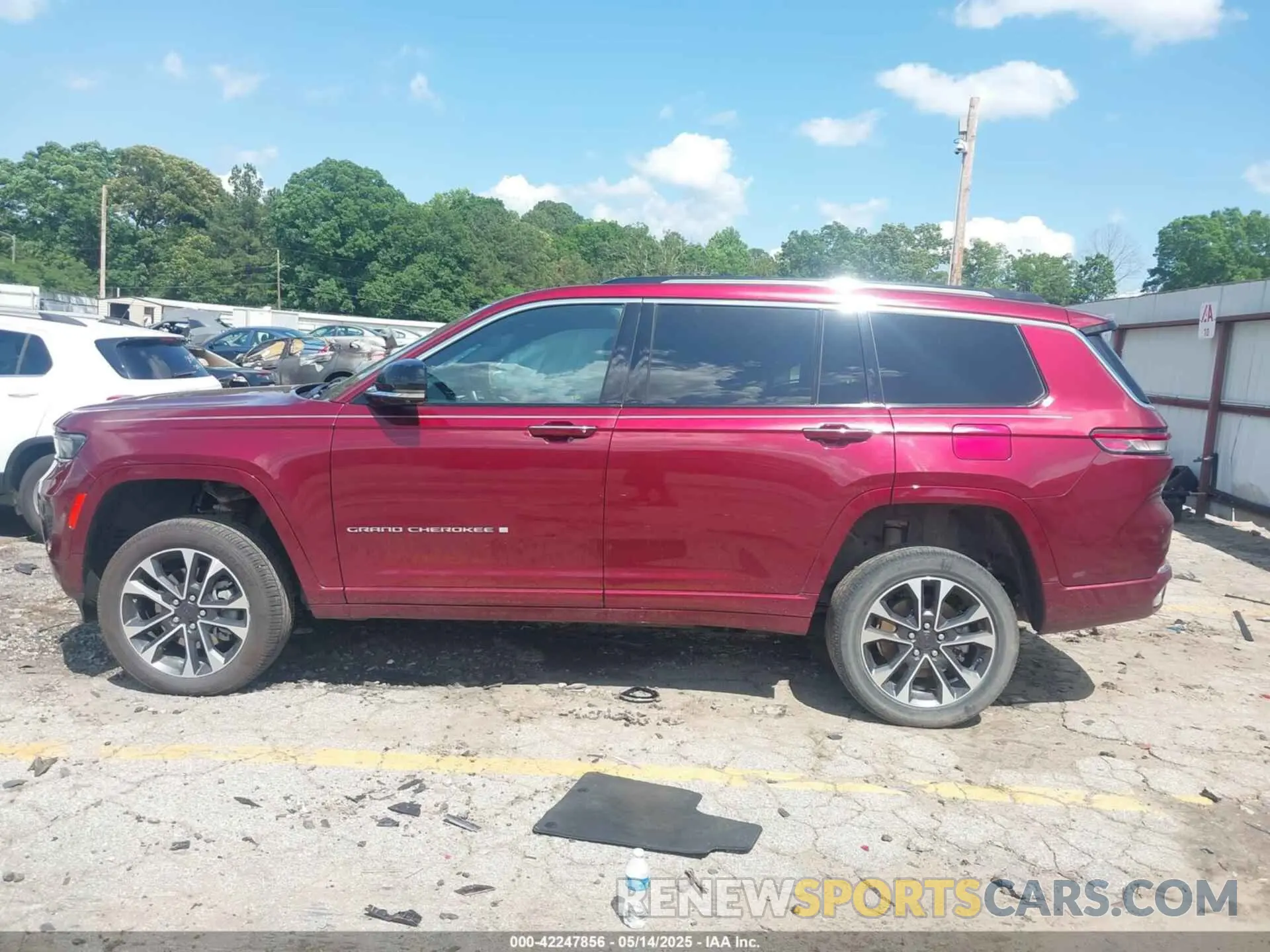 14 Photograph of a damaged car 1C4RJKDG9M8113055 JEEP GRAND CHEROKEE L 2021