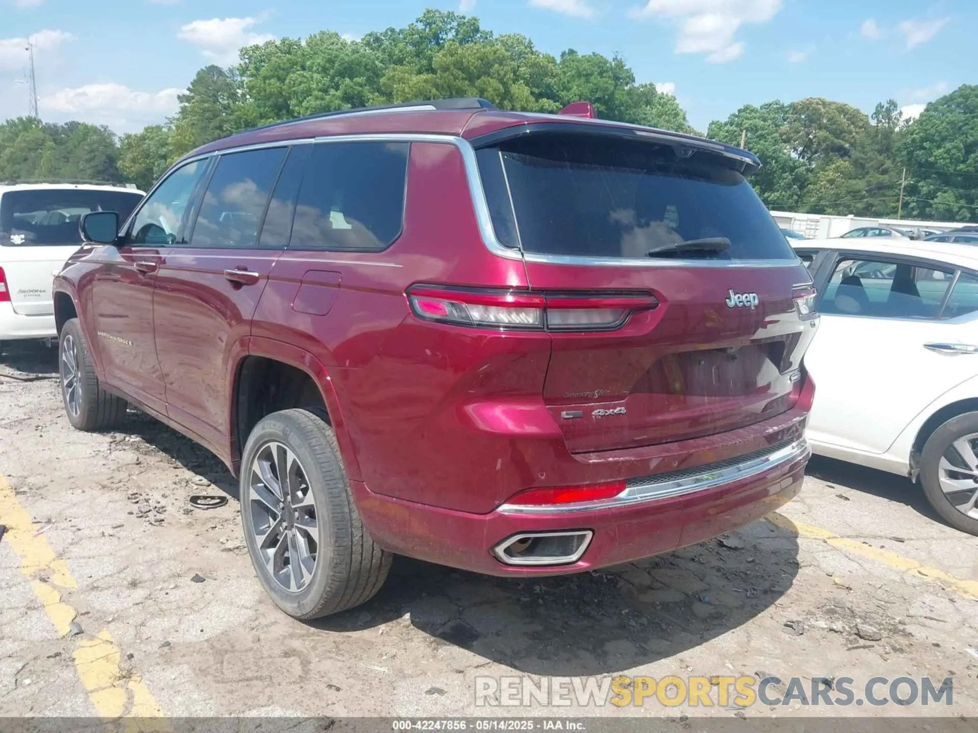 3 Photograph of a damaged car 1C4RJKDG9M8113055 JEEP GRAND CHEROKEE L 2021