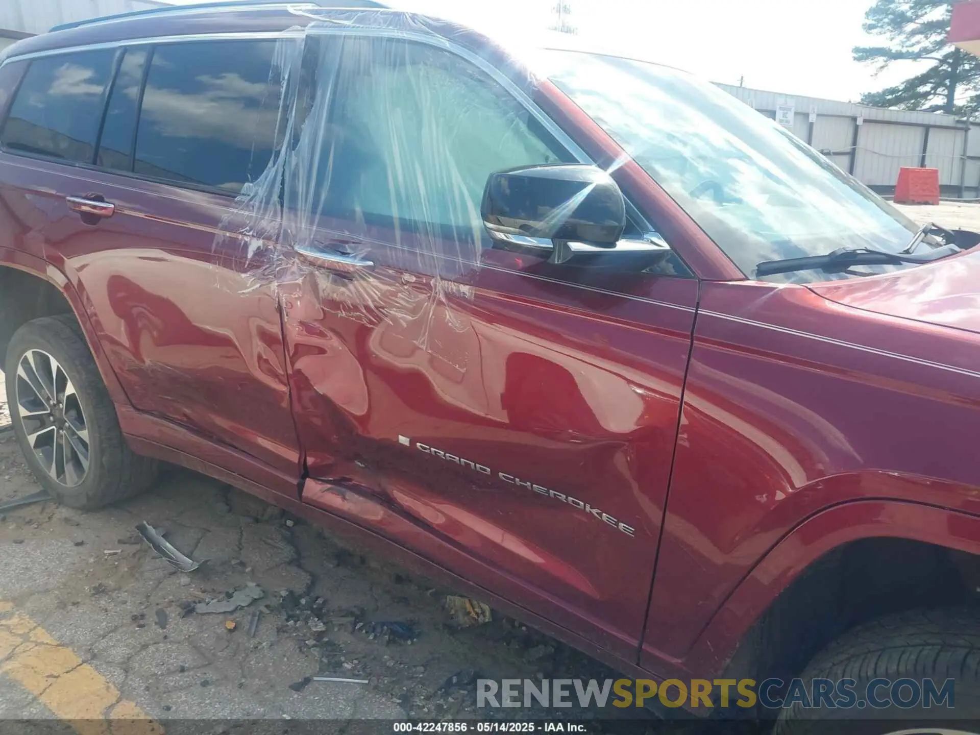 6 Photograph of a damaged car 1C4RJKDG9M8113055 JEEP GRAND CHEROKEE L 2021