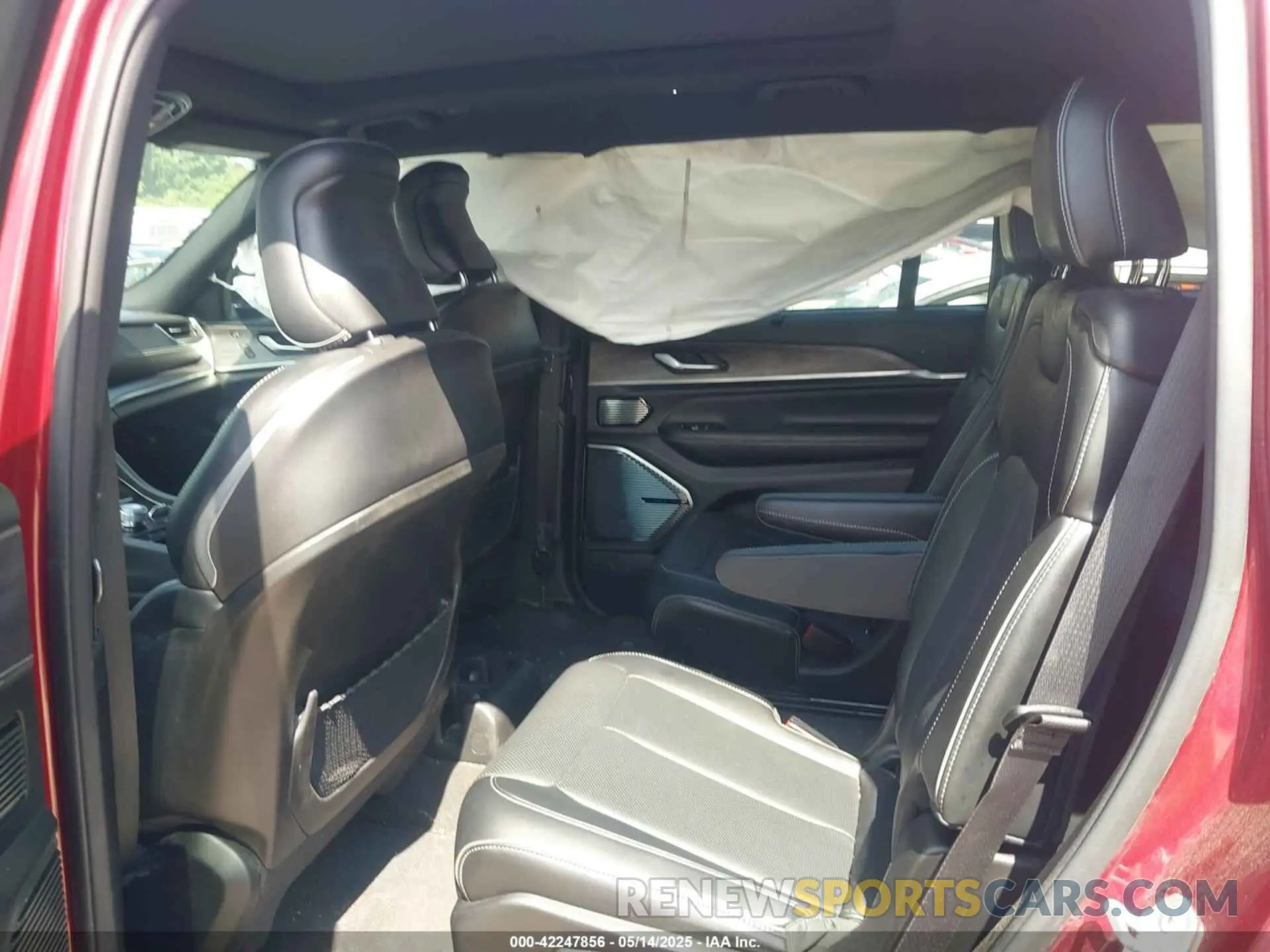 8 Photograph of a damaged car 1C4RJKDG9M8113055 JEEP GRAND CHEROKEE L 2021