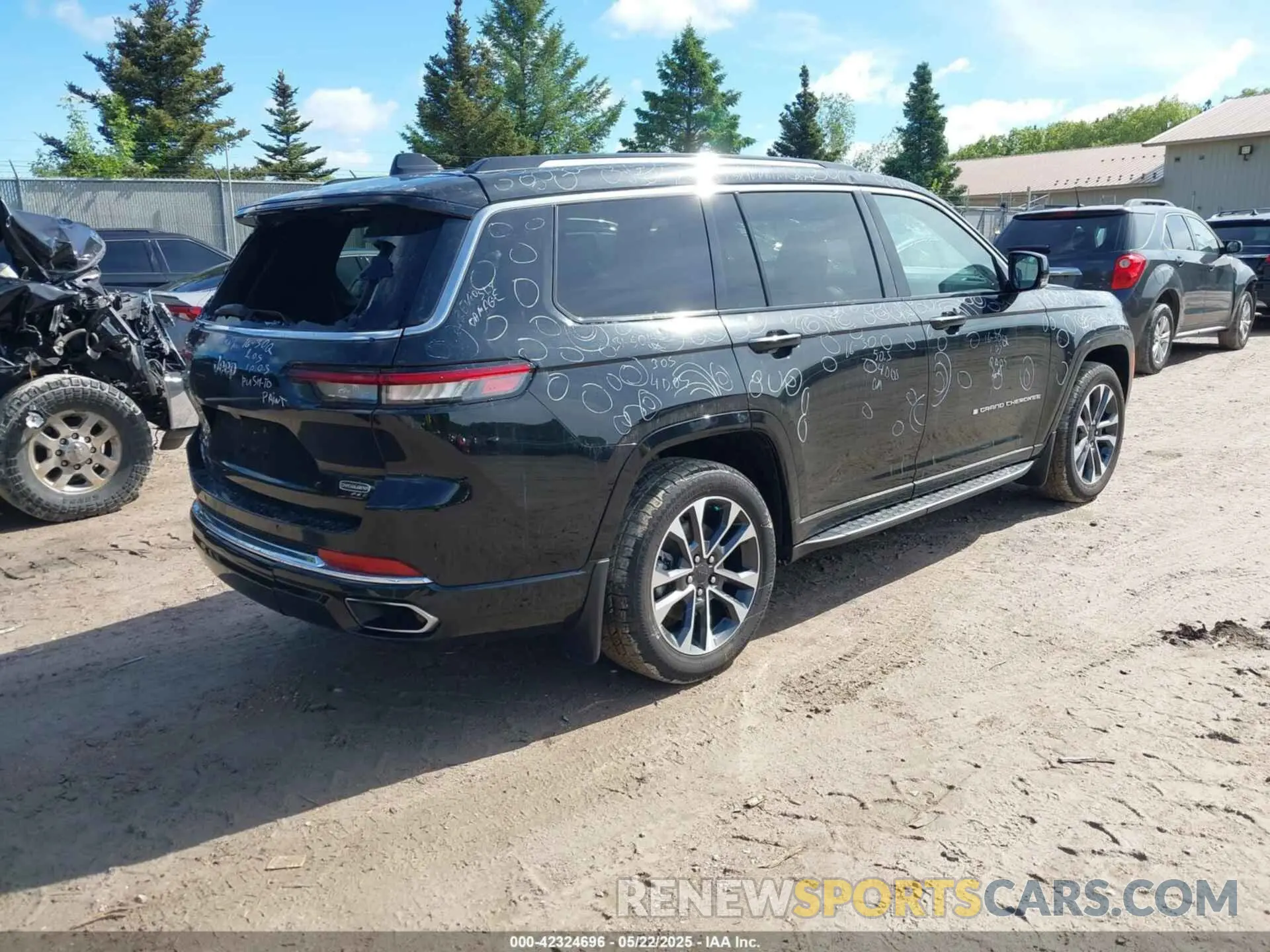 4 Photograph of a damaged car 1C4RJKDG9M8119728 JEEP GRAND CHEROKEE L 2021