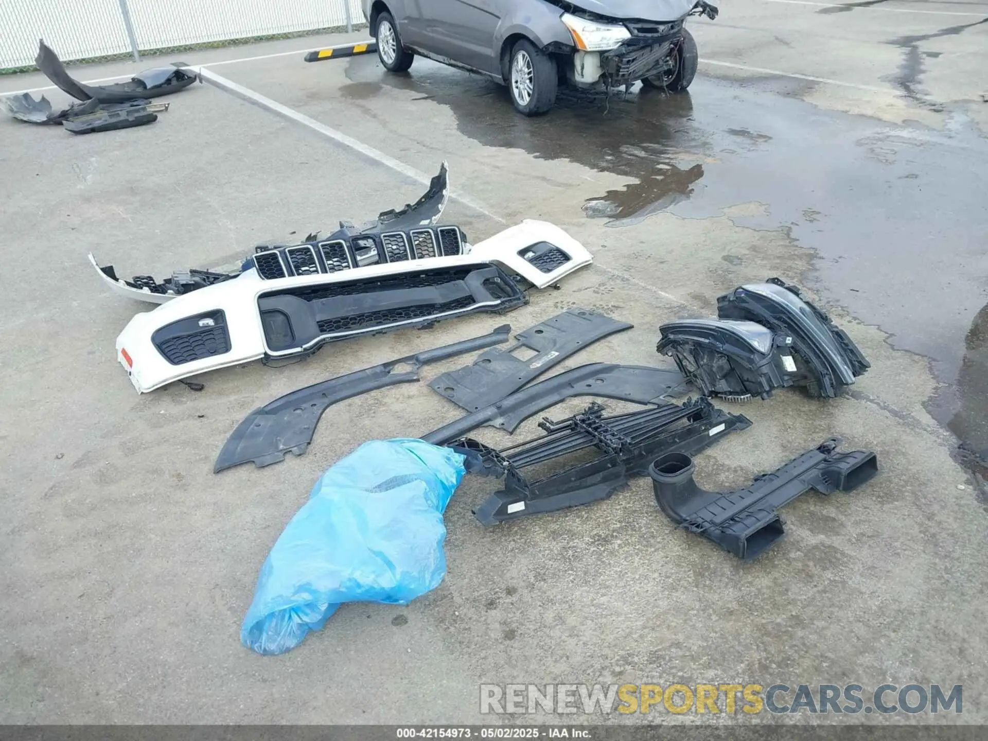 12 Photograph of a damaged car 1C4RJKDG9M8123357 JEEP GRAND CHEROKEE L 2021