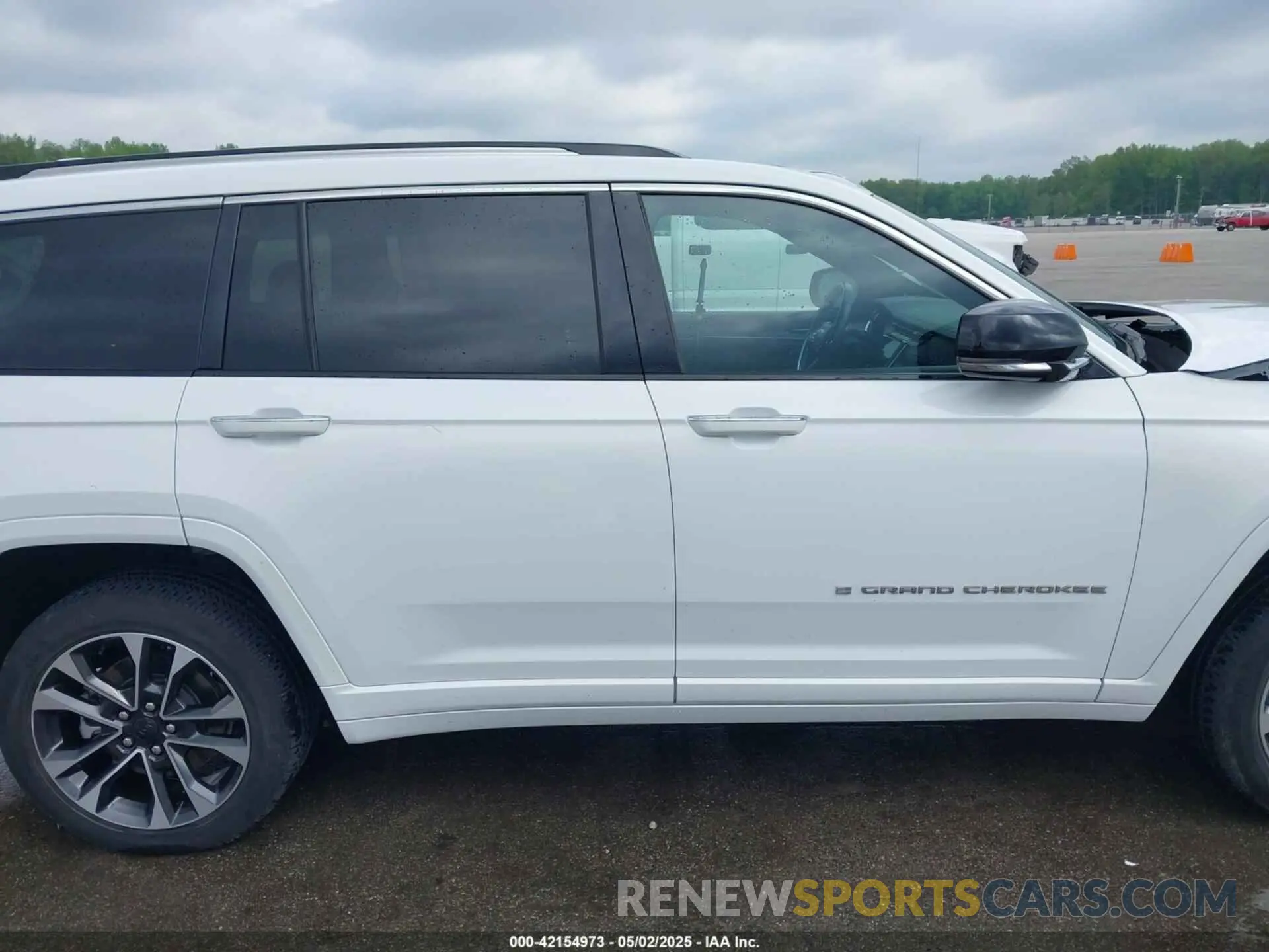 14 Photograph of a damaged car 1C4RJKDG9M8123357 JEEP GRAND CHEROKEE L 2021