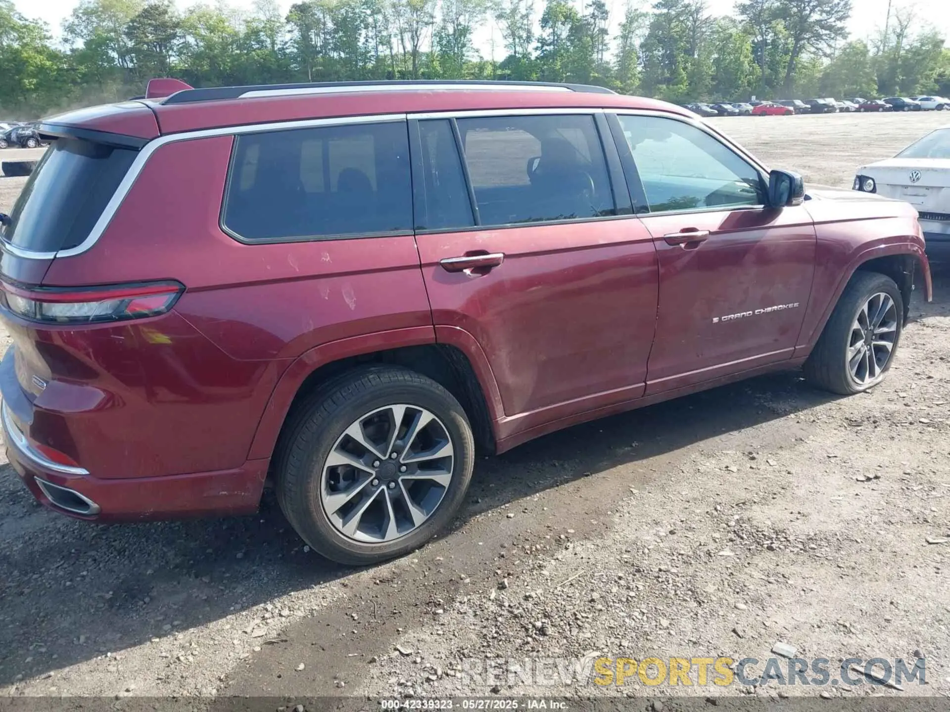 4 Photograph of a damaged car 1C4RJKDG9M8132351 JEEP GRAND CHEROKEE L 2021
