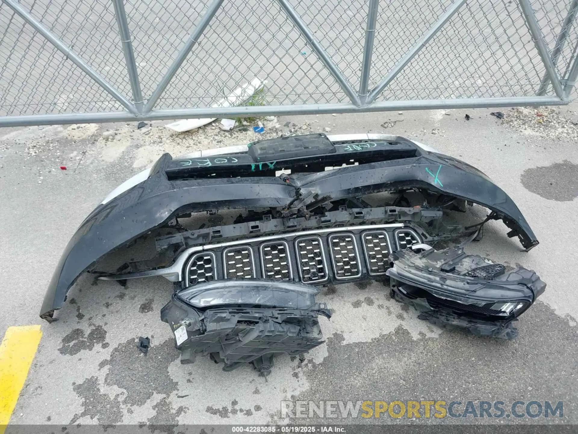 12 Photograph of a damaged car 1C4RJKEG8M8106466 JEEP GRAND CHEROKEE L 2021