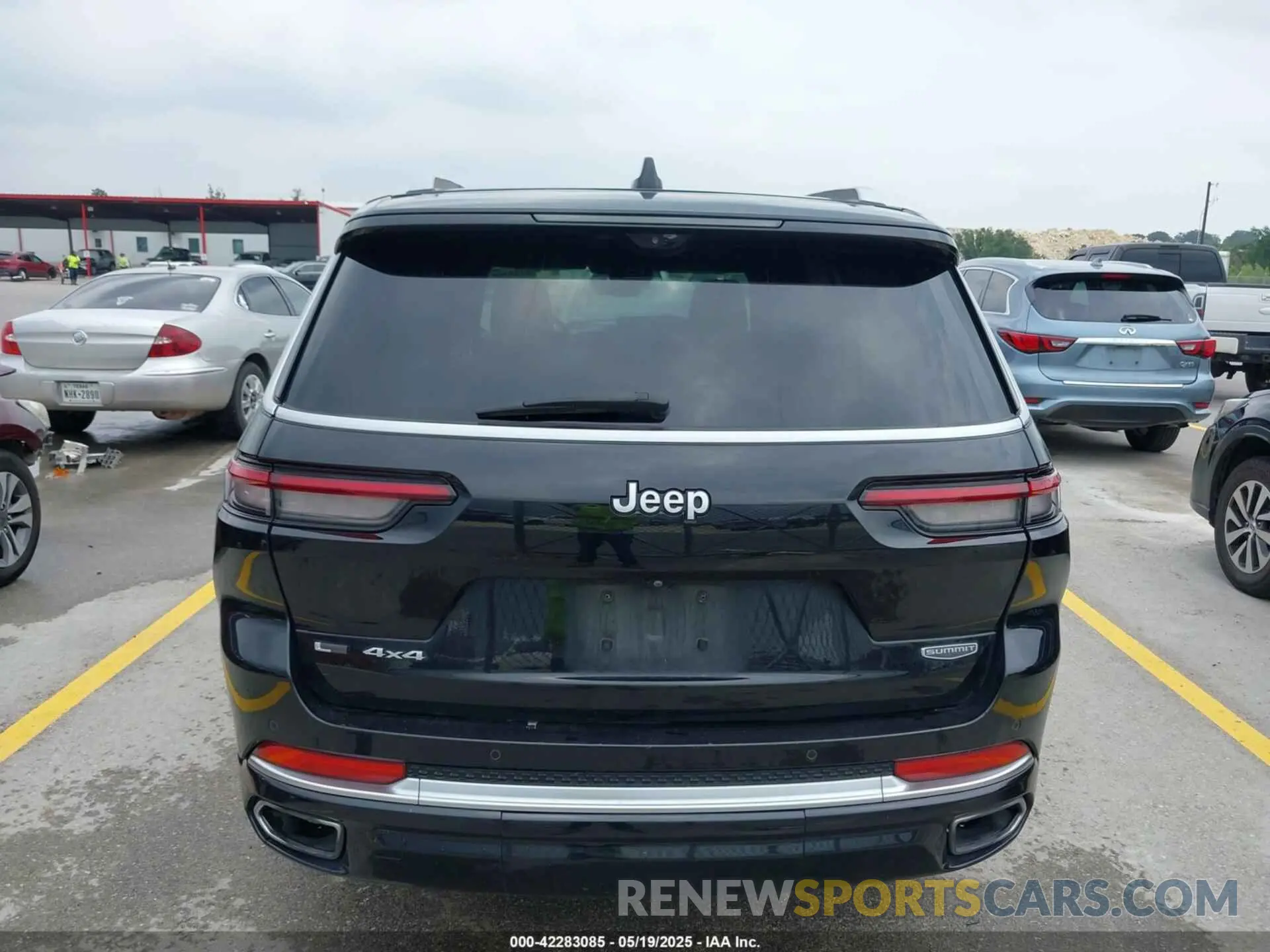 17 Photograph of a damaged car 1C4RJKEG8M8106466 JEEP GRAND CHEROKEE L 2021