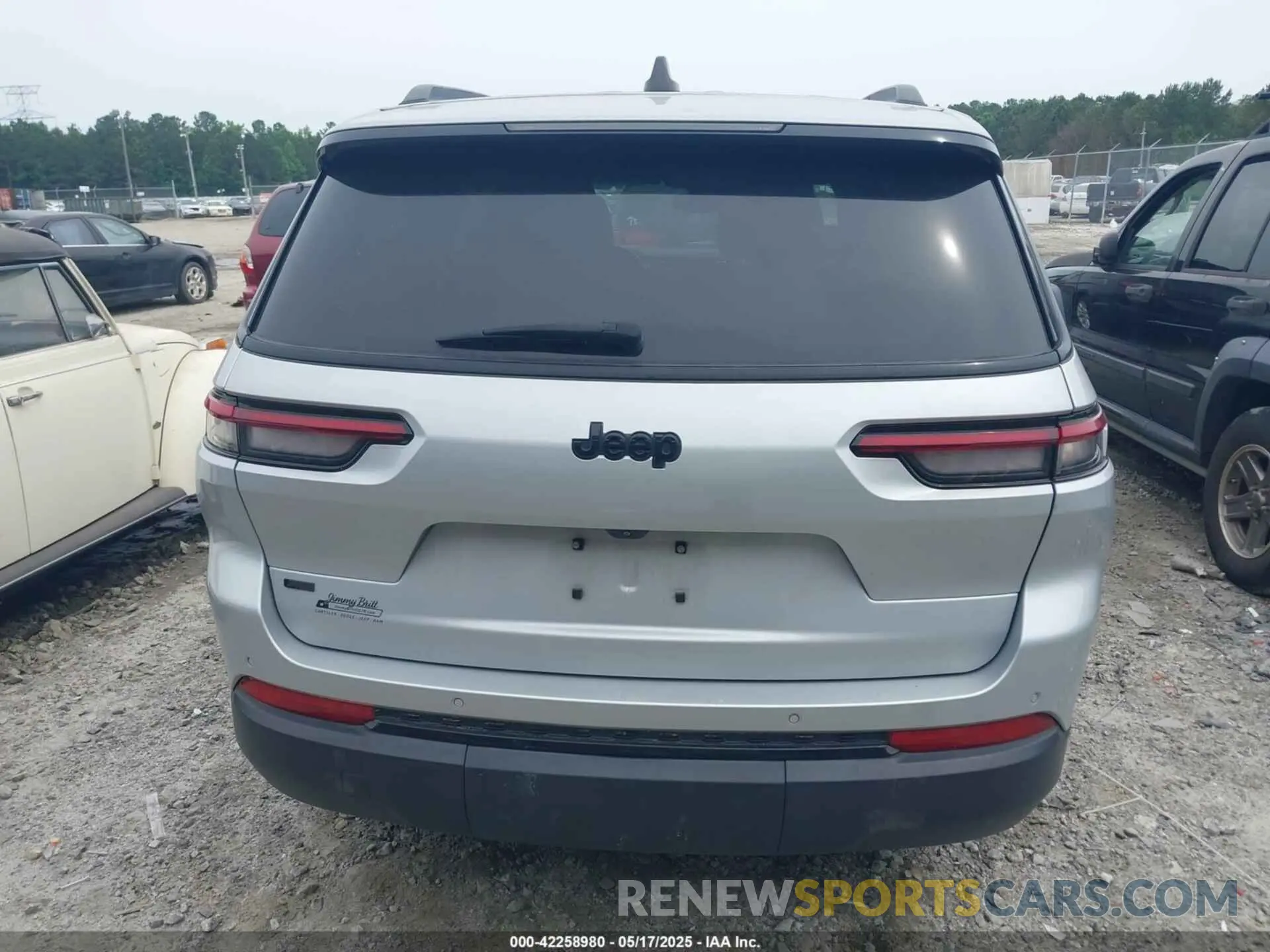 16 Photograph of a damaged car 1C4RJJAG2N8581581 JEEP GRAND CHEROKEE L 2022
