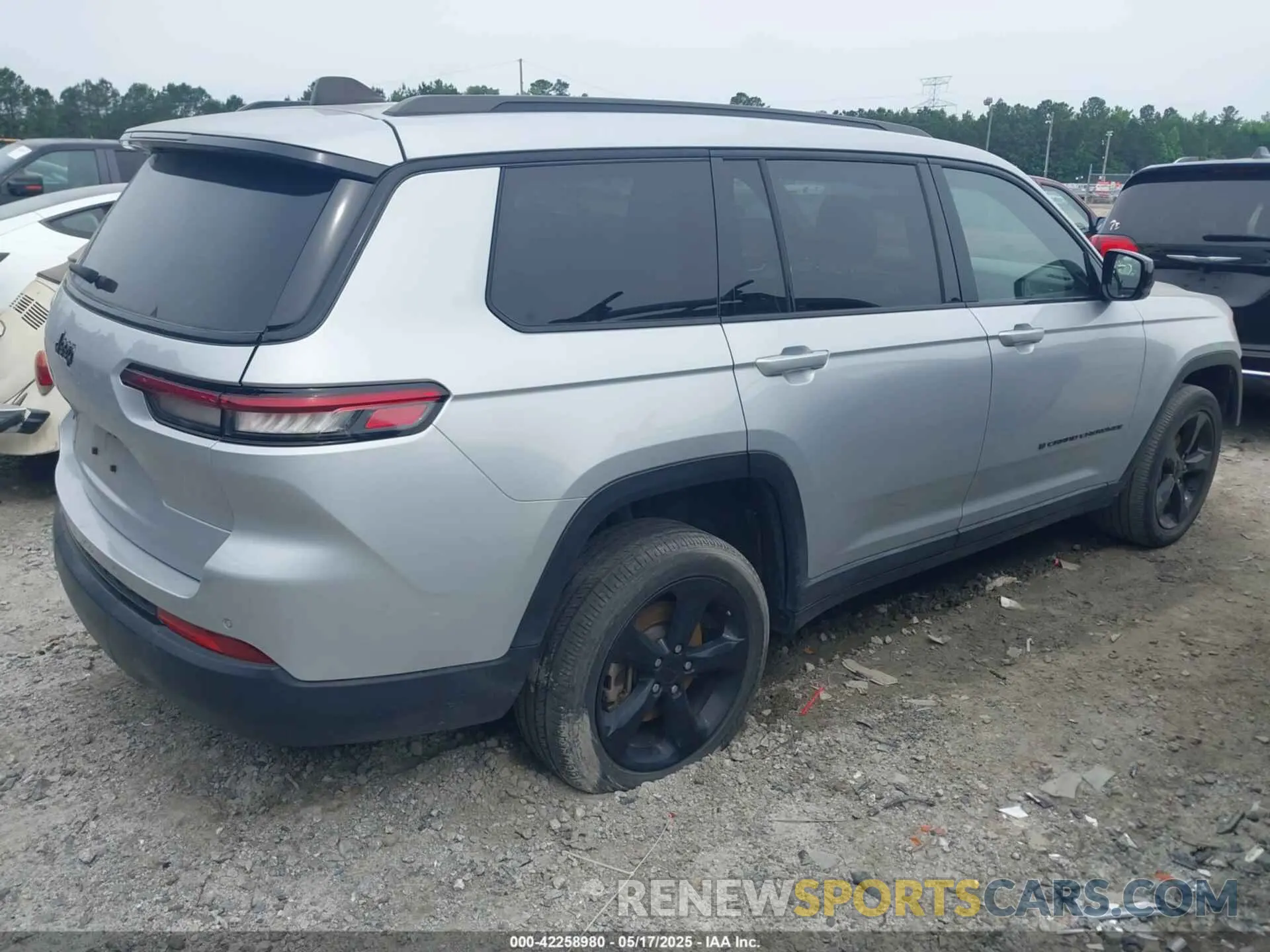 4 Photograph of a damaged car 1C4RJJAG2N8581581 JEEP GRAND CHEROKEE L 2022