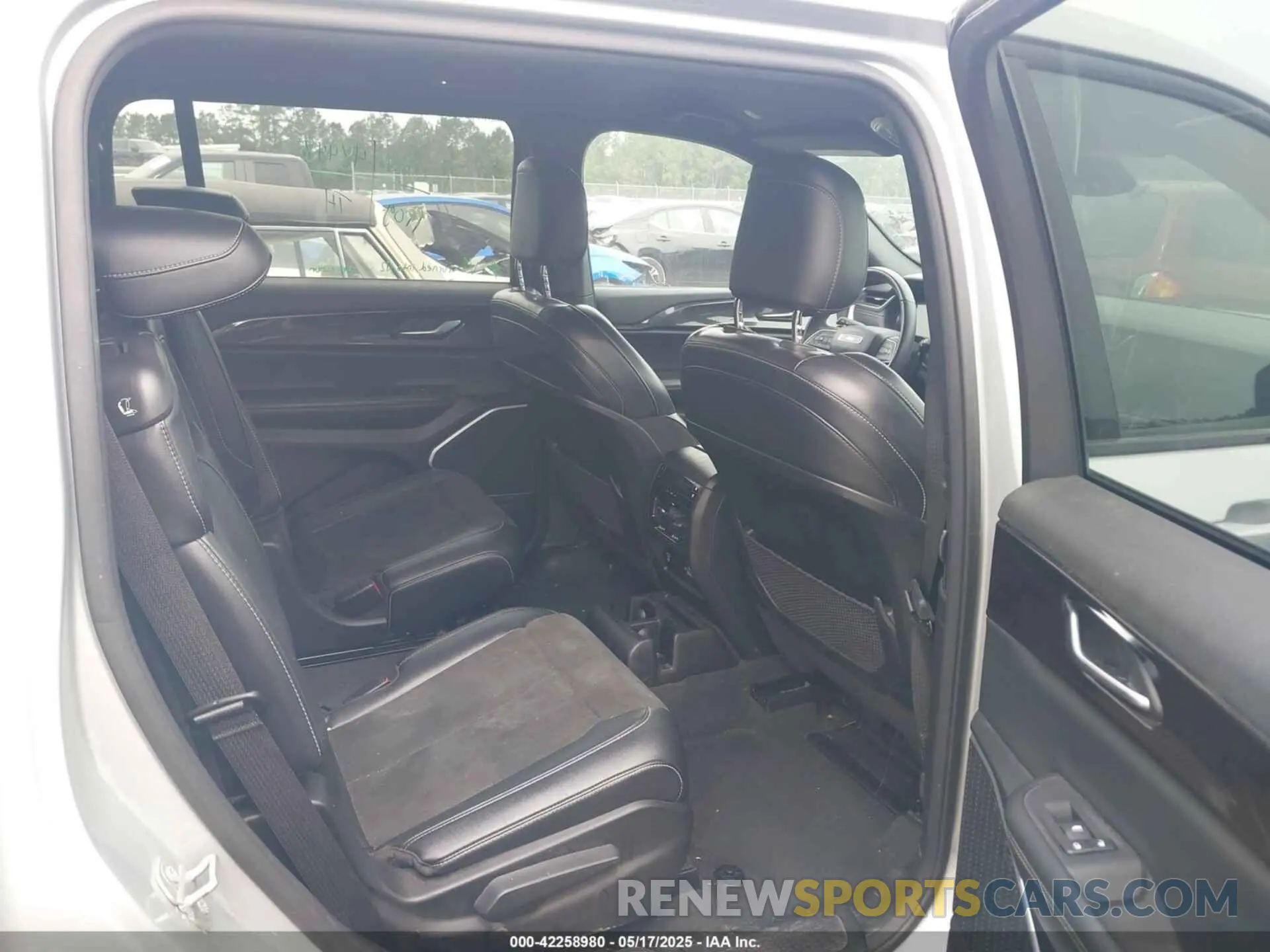 8 Photograph of a damaged car 1C4RJJAG2N8581581 JEEP GRAND CHEROKEE L 2022