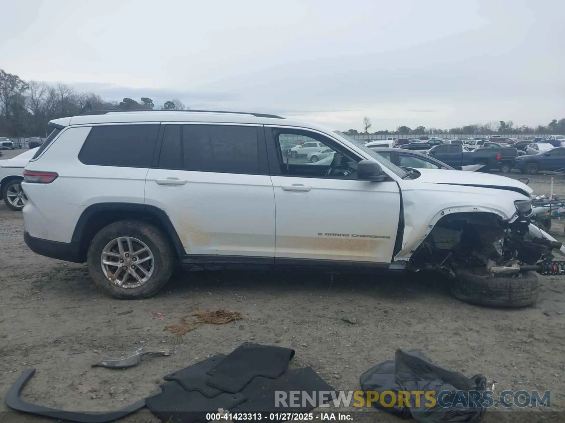 13 Photograph of a damaged car 1C4RJJAG6N8608944 JEEP GRAND CHEROKEE L 2022