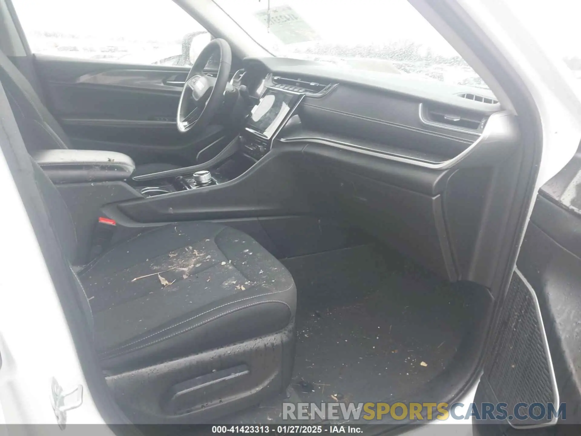 5 Photograph of a damaged car 1C4RJJAG6N8608944 JEEP GRAND CHEROKEE L 2022