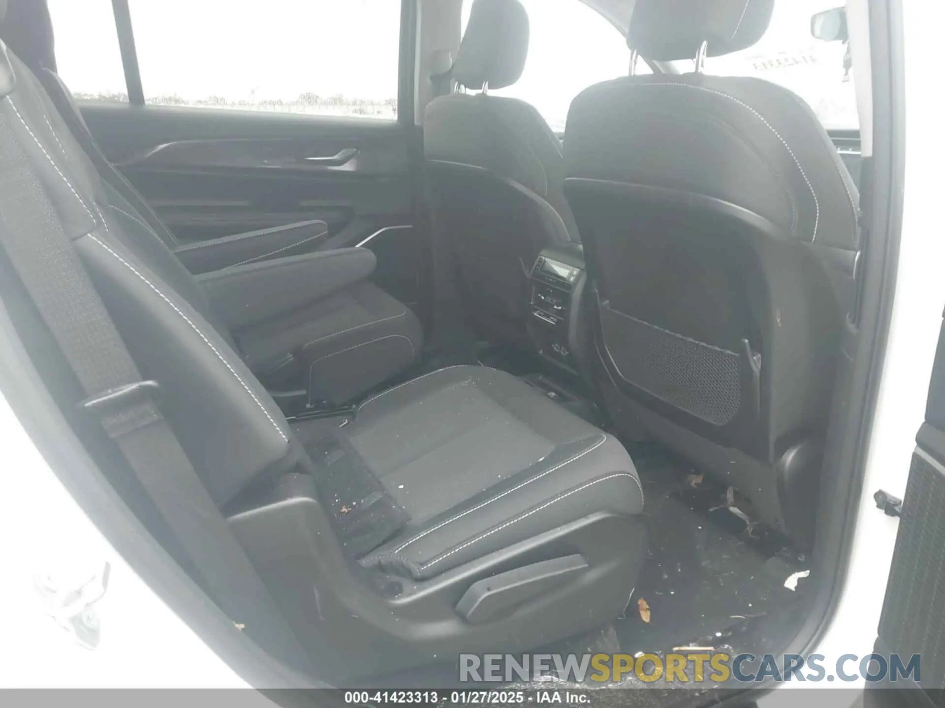 8 Photograph of a damaged car 1C4RJJAG6N8608944 JEEP GRAND CHEROKEE L 2022