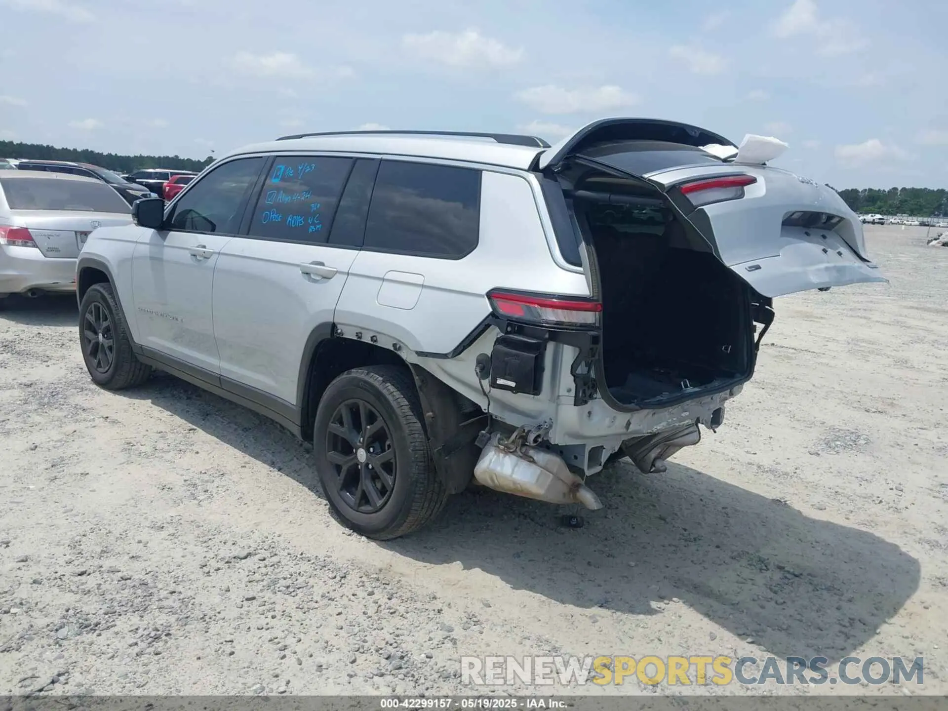 3 Photograph of a damaged car 1C4RJJBG6N8574549 JEEP GRAND CHEROKEE L 2022