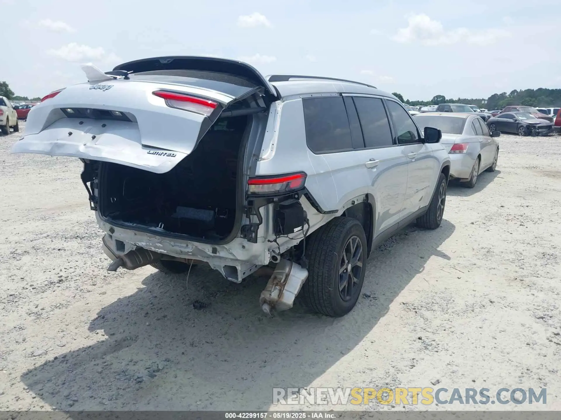 4 Photograph of a damaged car 1C4RJJBG6N8574549 JEEP GRAND CHEROKEE L 2022