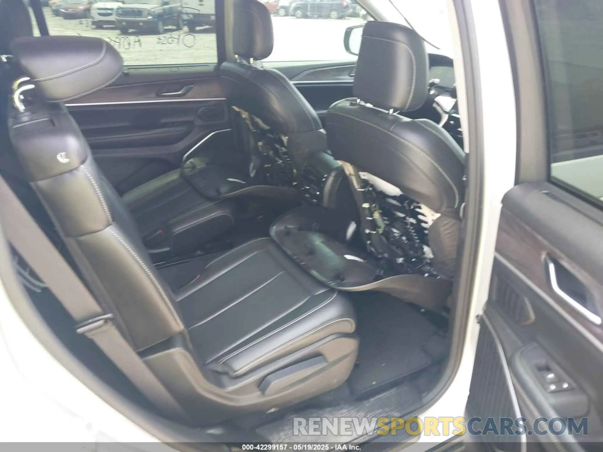8 Photograph of a damaged car 1C4RJJBG6N8574549 JEEP GRAND CHEROKEE L 2022