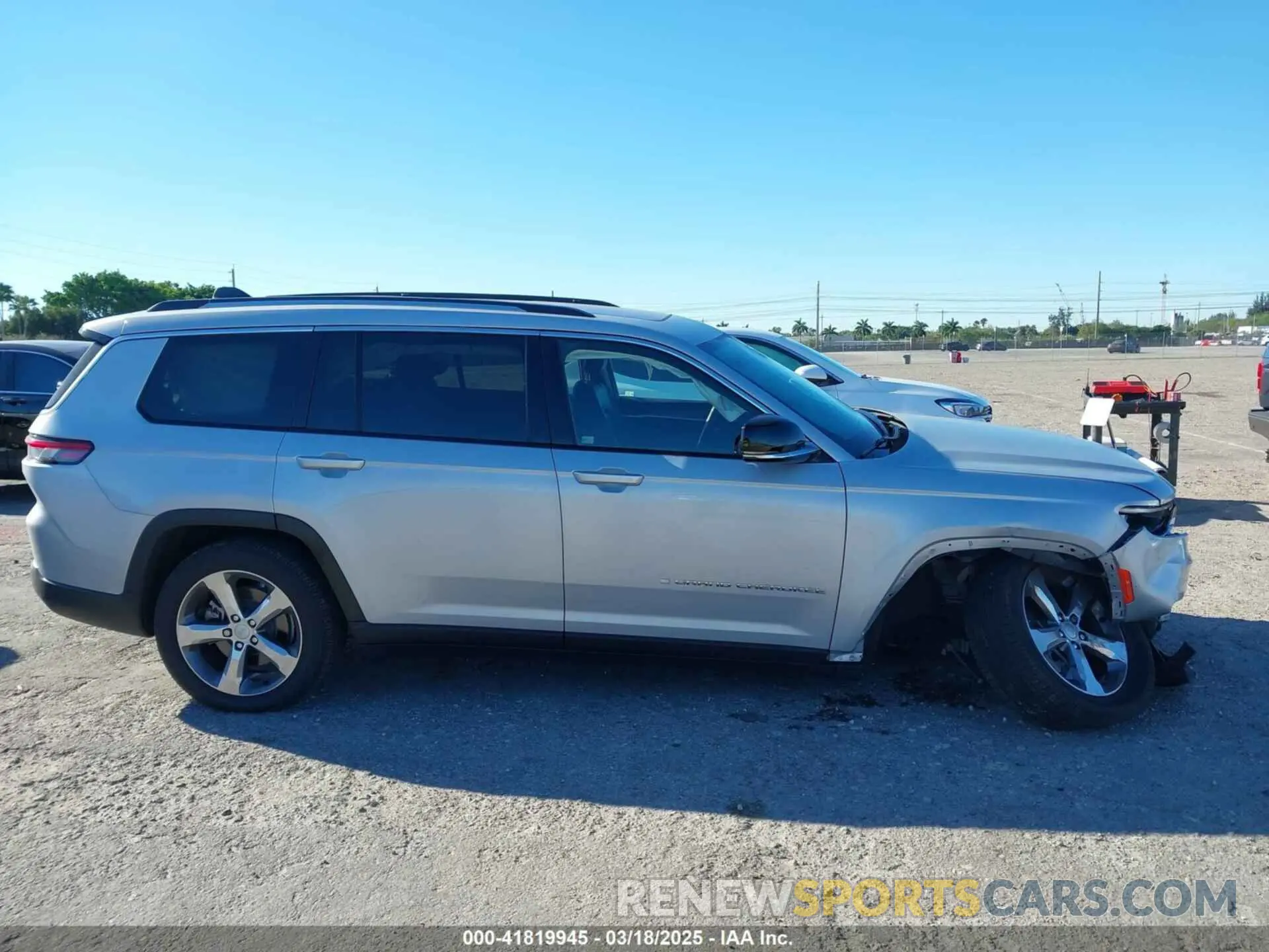 13 Photograph of a damaged car 1C4RJJBGXN8528951 JEEP GRAND CHEROKEE L 2022