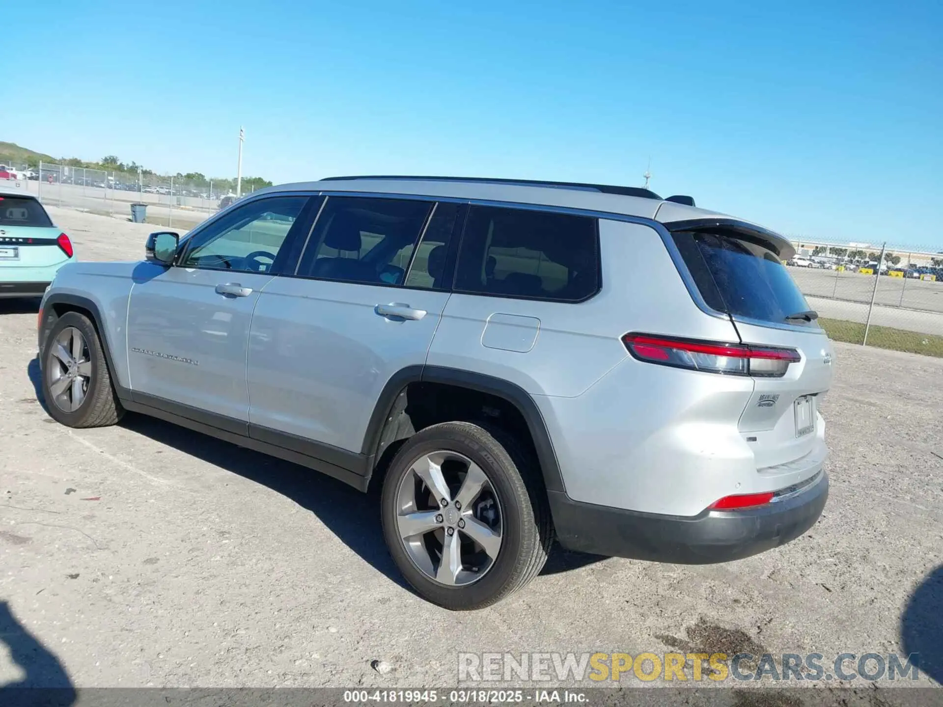 3 Photograph of a damaged car 1C4RJJBGXN8528951 JEEP GRAND CHEROKEE L 2022
