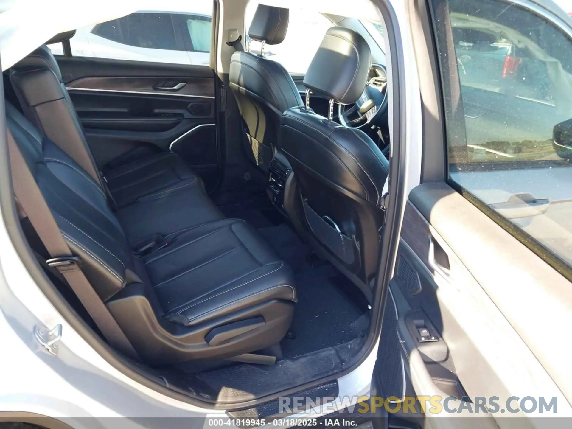 8 Photograph of a damaged car 1C4RJJBGXN8528951 JEEP GRAND CHEROKEE L 2022
