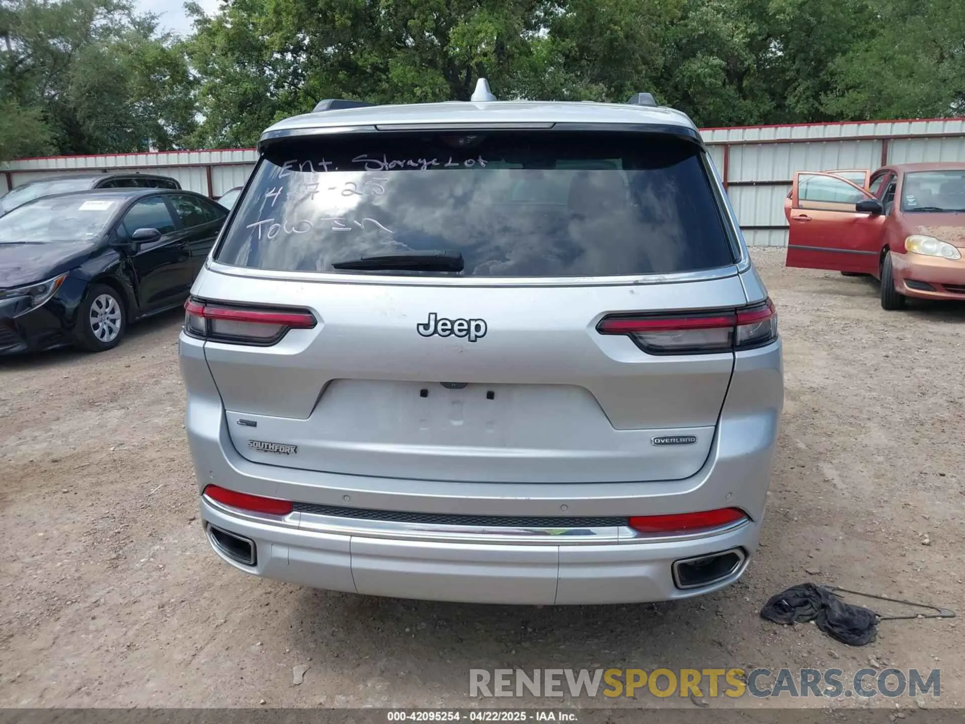 17 Photograph of a damaged car 1C4RJJDG3N8529288 JEEP GRAND CHEROKEE L 2022