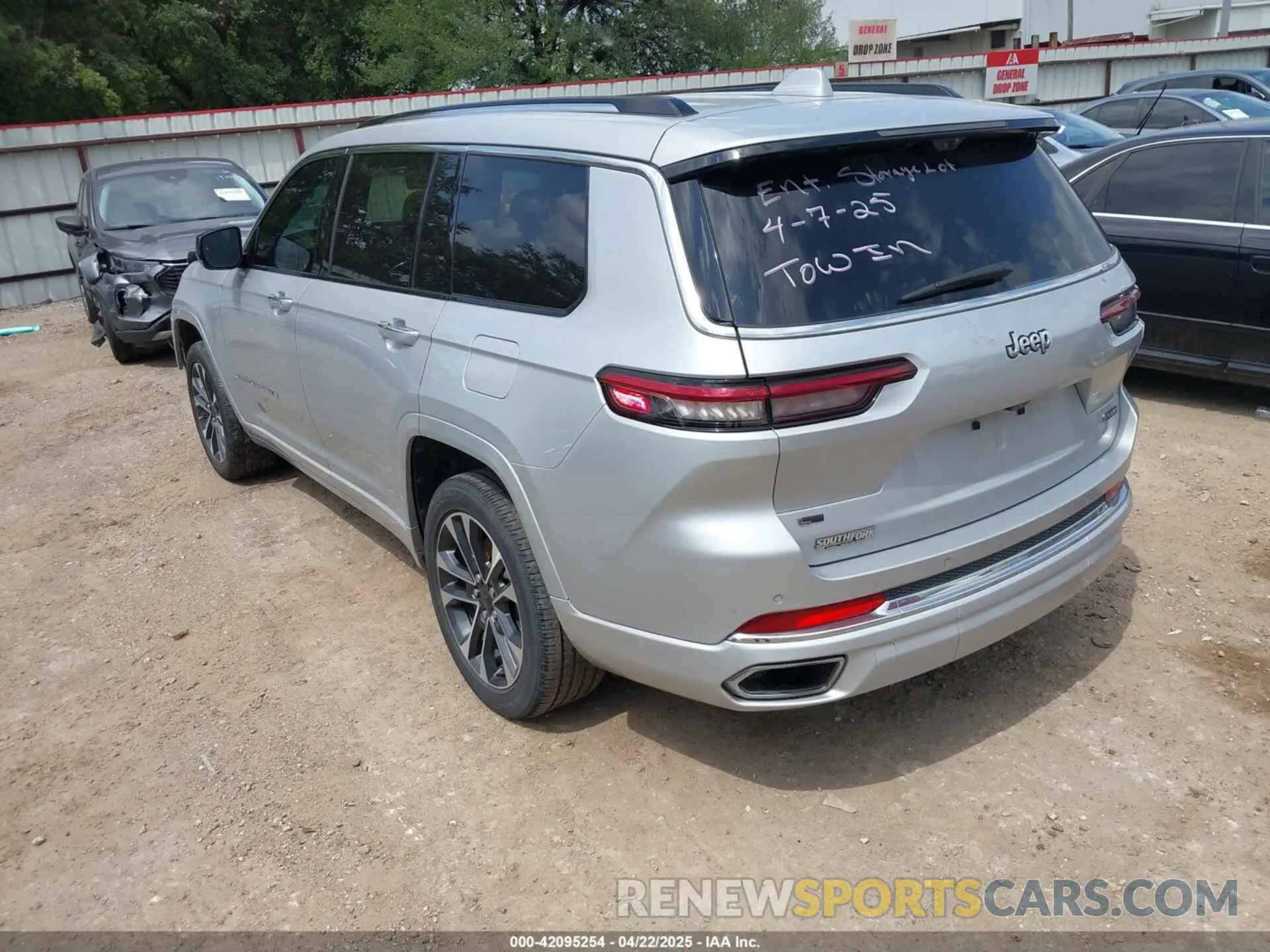 3 Photograph of a damaged car 1C4RJJDG3N8529288 JEEP GRAND CHEROKEE L 2022